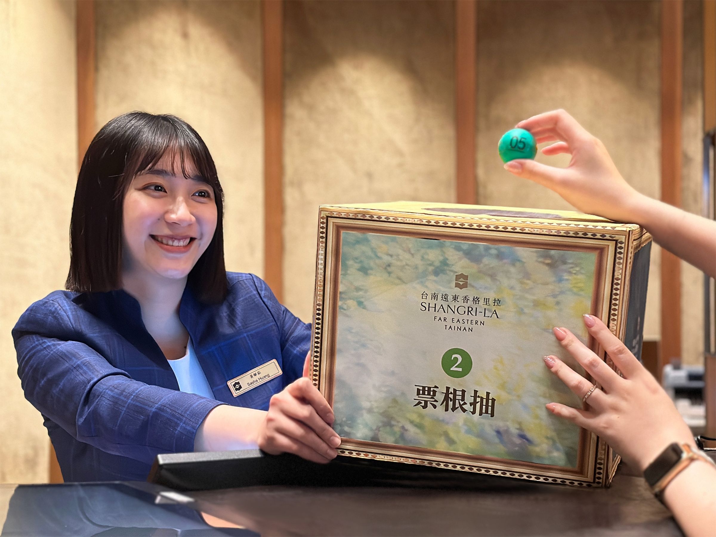 追展的旅客只要在6月30日前,在週日至週四入住台南遠東香格里拉,不限住房專案,出示《英國國家藝廊珍藏展》特展門票,就有機會抽中特展周邊等好禮,數量有限、送完為止。(台南遠東香格里拉提供)