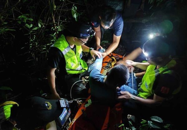 41歲嚮導為了保護學生、指揮大家逃離，自己趴地遭蜂群圍攻，全身30處螫傷，送醫不治。（翻攝畫面）