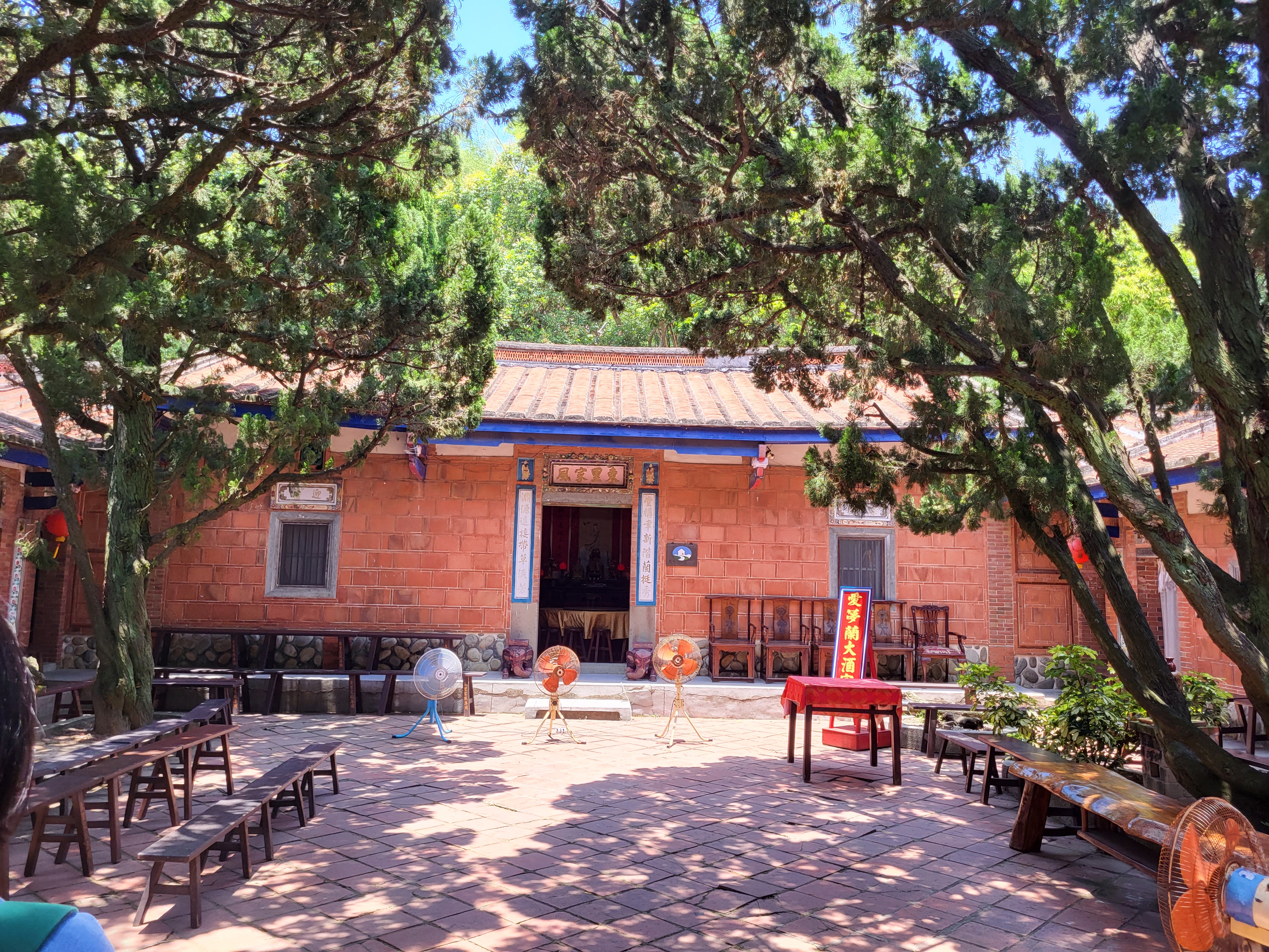 苗栗東里家風是全台最大更生人基地，不但擁有百年古厝及民宿與餐廳，還有各式自製農產品，歡迎各界訂購。