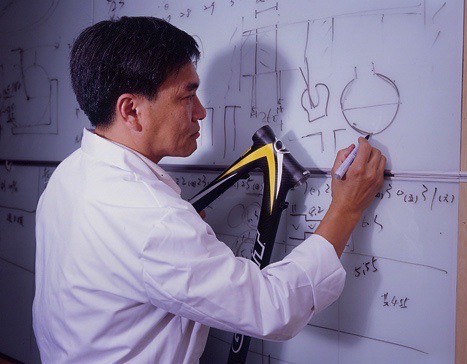 翁冠群早期曾在巨大集團子公司巨瀚科技擔任總經理，帶領團隊研發量產出碳纖維腳踏車。（翁冠群提供）