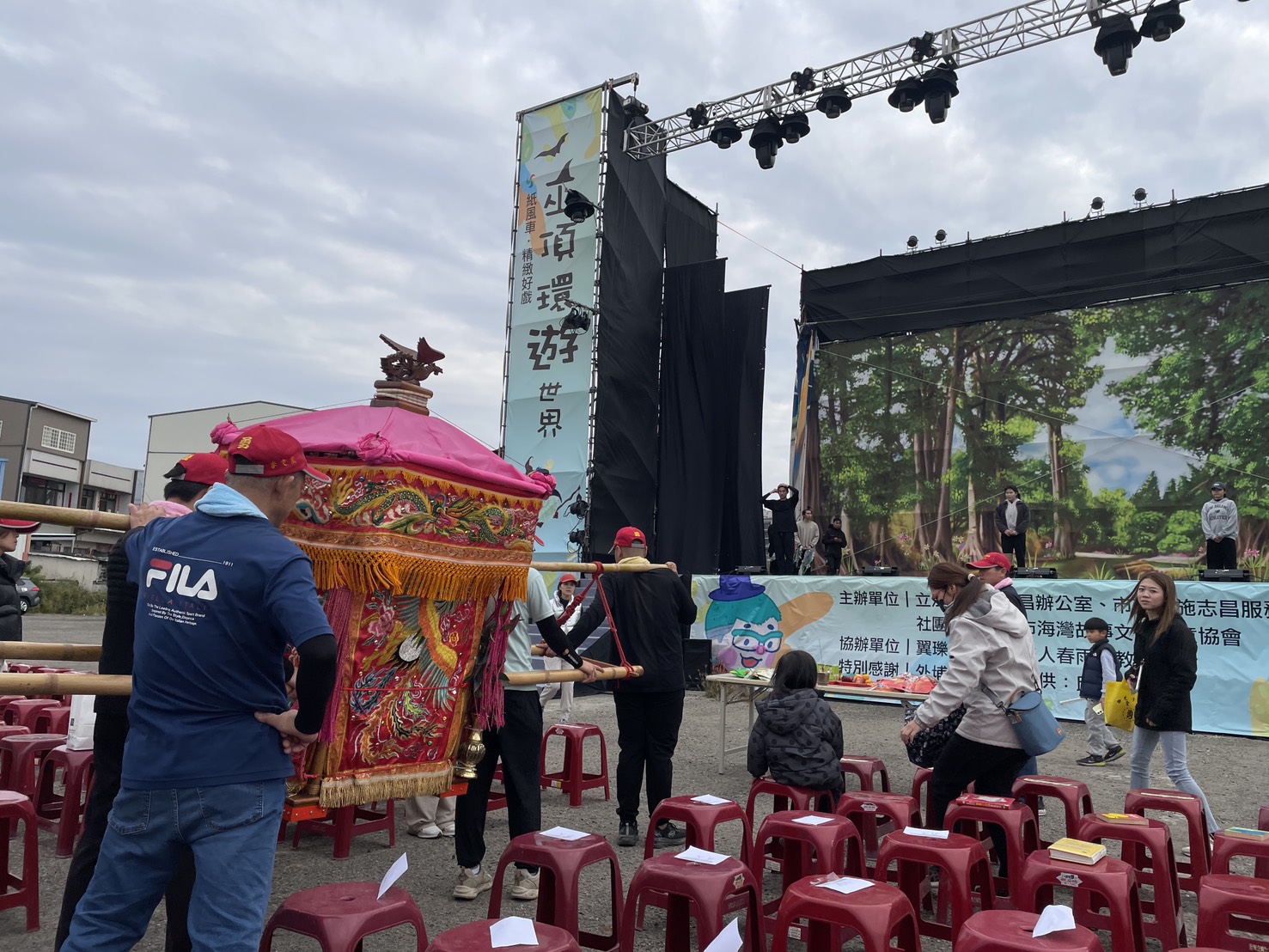 白沙屯媽祖進場看表演。（紙風車劇團提供）