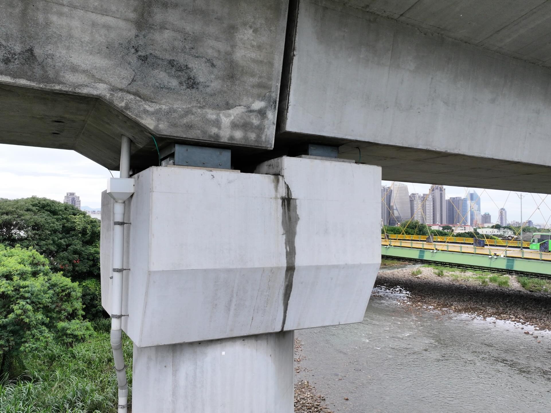 經專業人員現場確認，所謂「裂縫」其實是近期豪雨造成的水痕。（翻攝自蔡其昌threads）