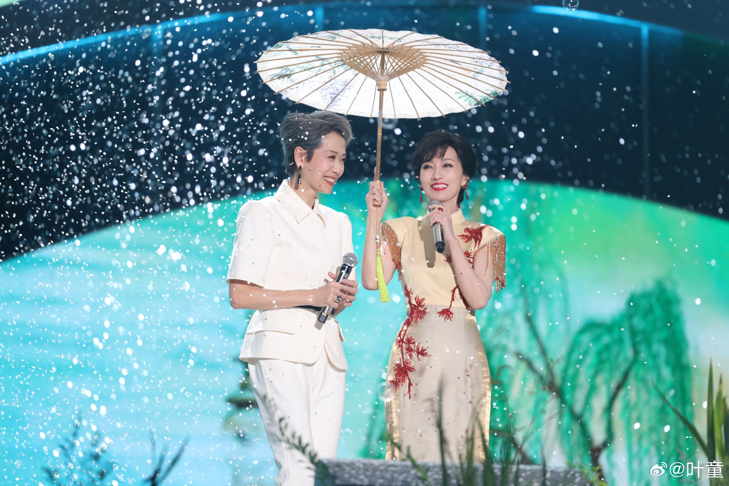 葉童與趙雅芝1992年演出台劇《新白娘子傳奇》，事隔30多年竟還舉辦巡演，2人再度同框感動大把已是中老年的劇迷。（葉童微博）
