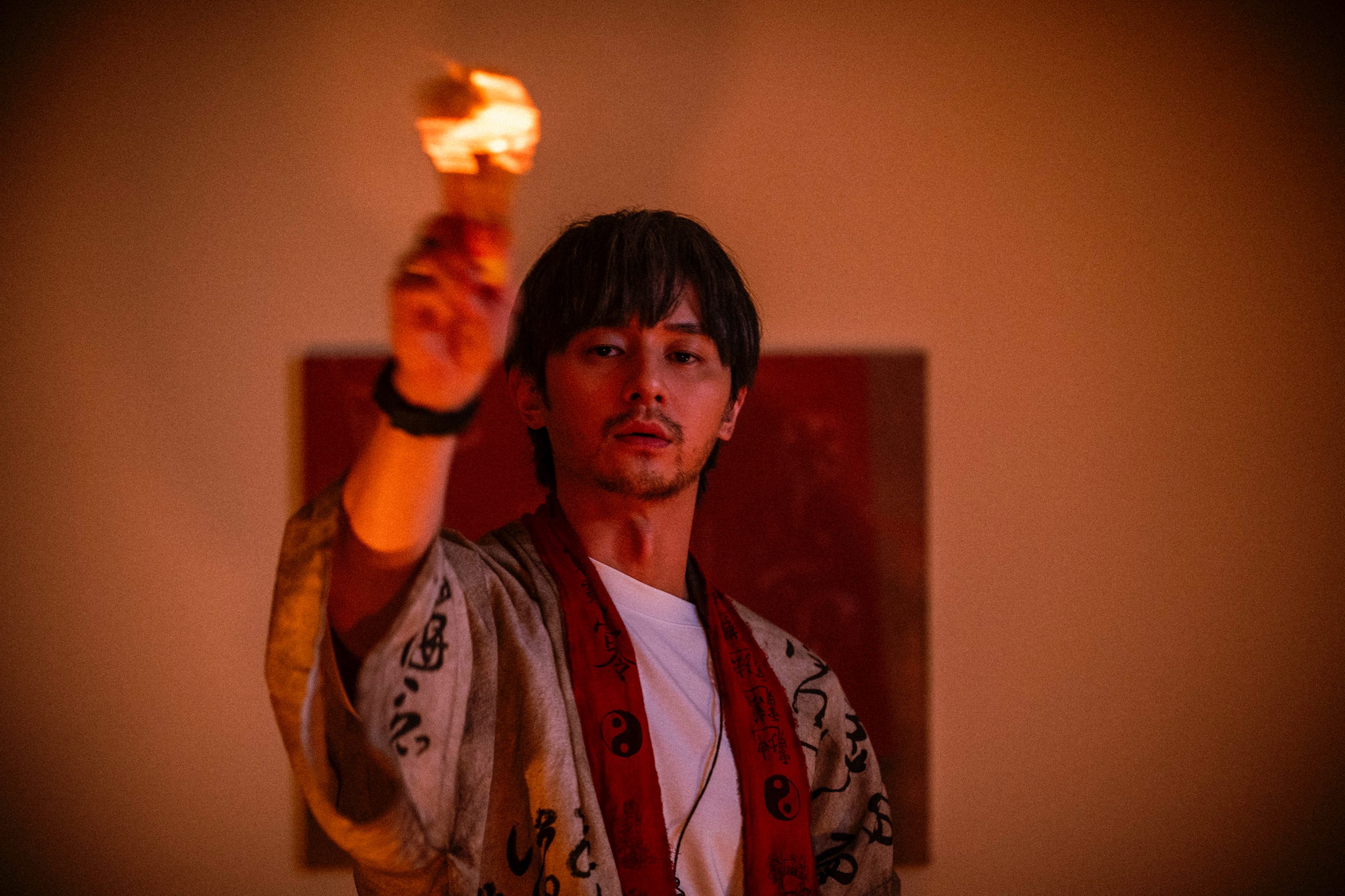 拍攝前張軒睿接受宗教課程訓練，從燒金紙到噴火都親自上陣。（天予電影提供）