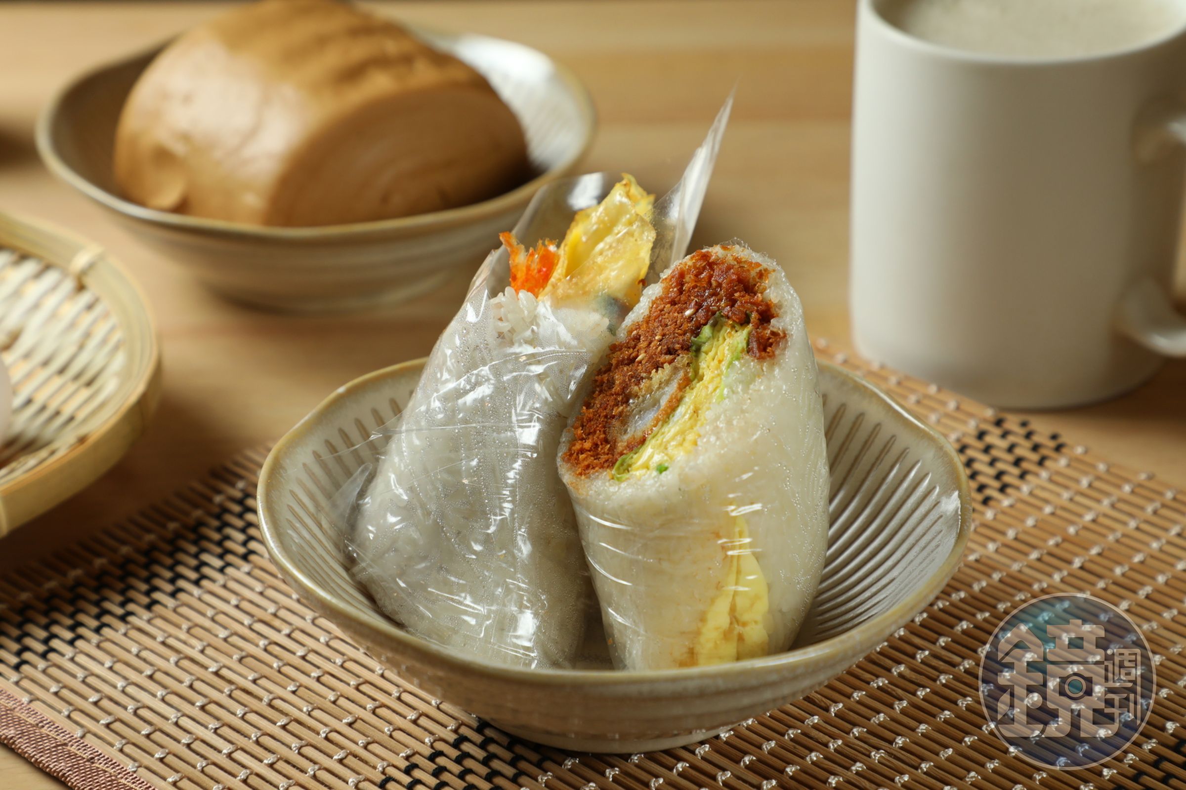 「招牌飯糰」夾天婦羅炸蝦口感豐富。(85元/份)