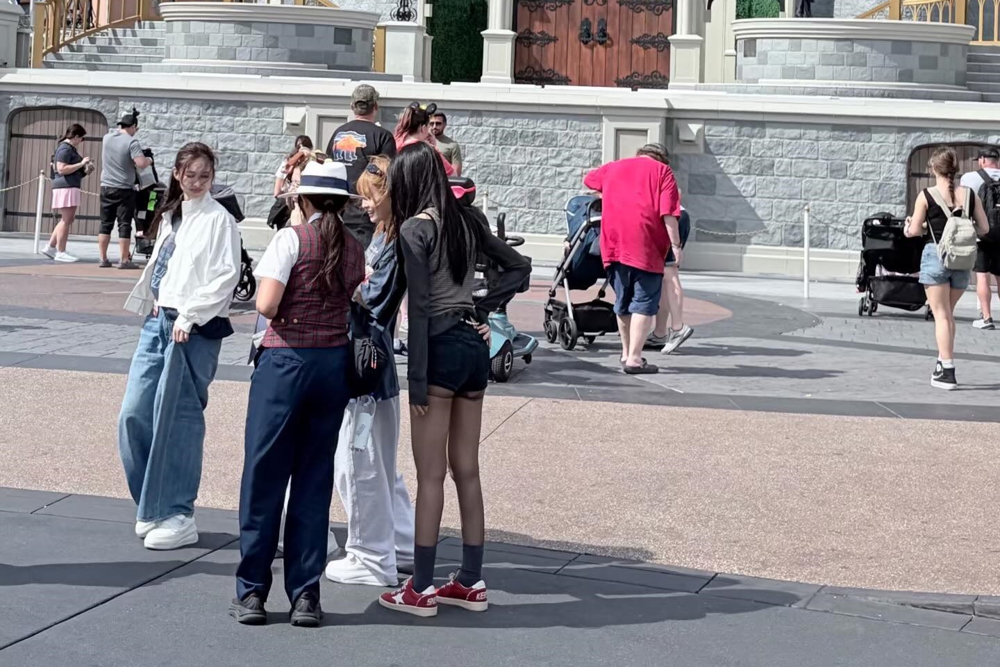 周子瑜一身「黑絲熱褲+大長腿」超辣背影，讓粉絲立刻認出。（翻攝自小紅書）