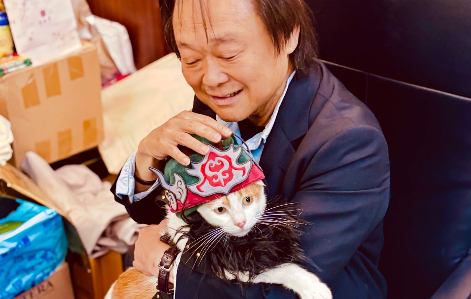 拉亞漢堡推三國武將寵物頭套夯爆!王世堅也曬「關雲長」 網讚:不愧是道具王