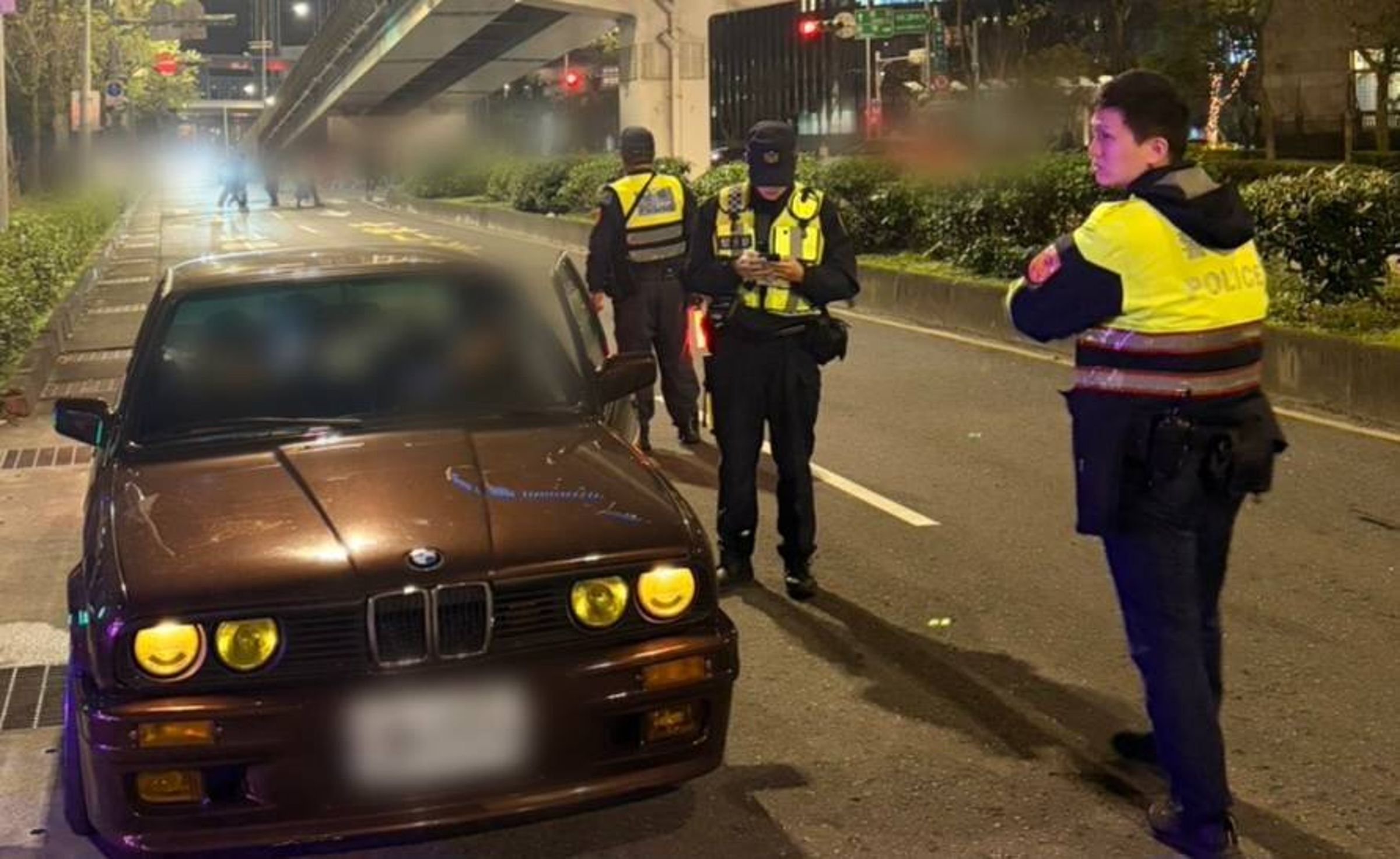 根據南港分局統計，包括違停、改車等行為，共開單53件。（翻攝畫面）
