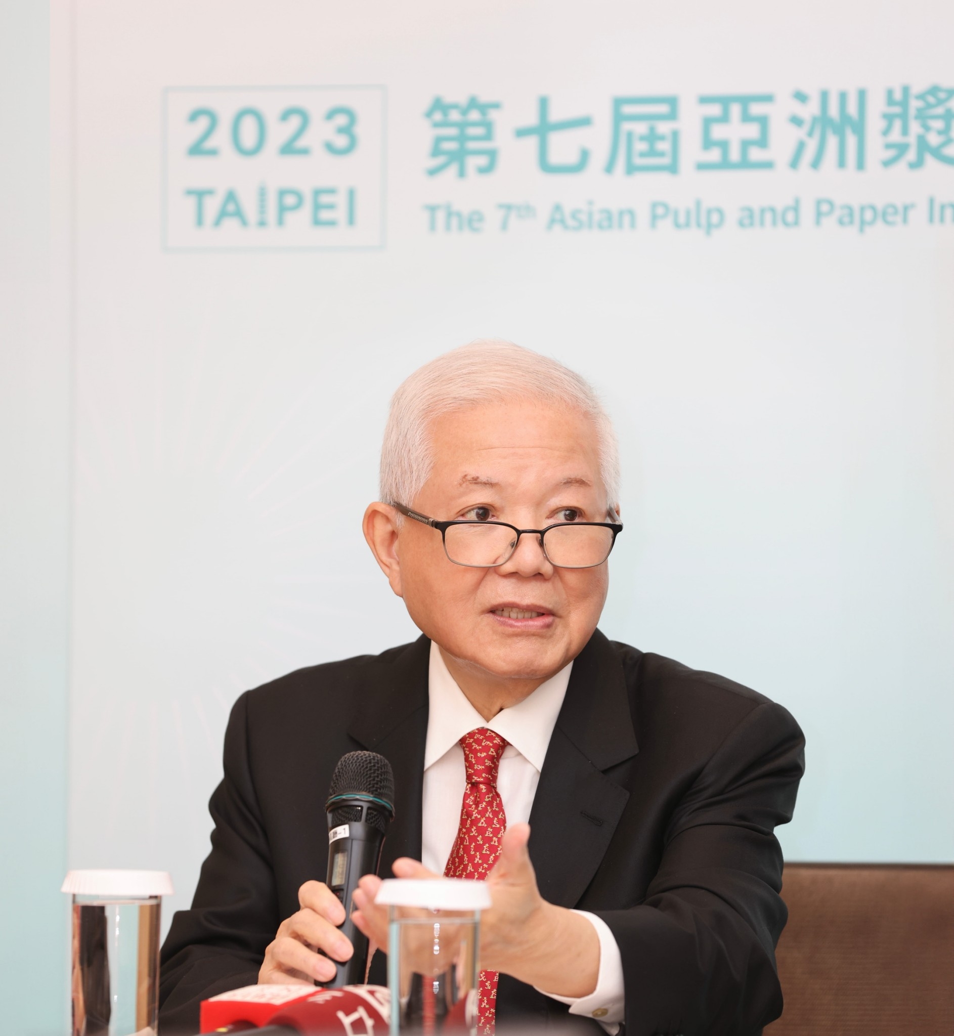 永豐餘學院院長何壽川呼籲，全球紙業應團結一致共同制訂新標準，擴大產業的綠色影響力，復興醣經濟，爲人類建構永續未來。（永豐餘提供）