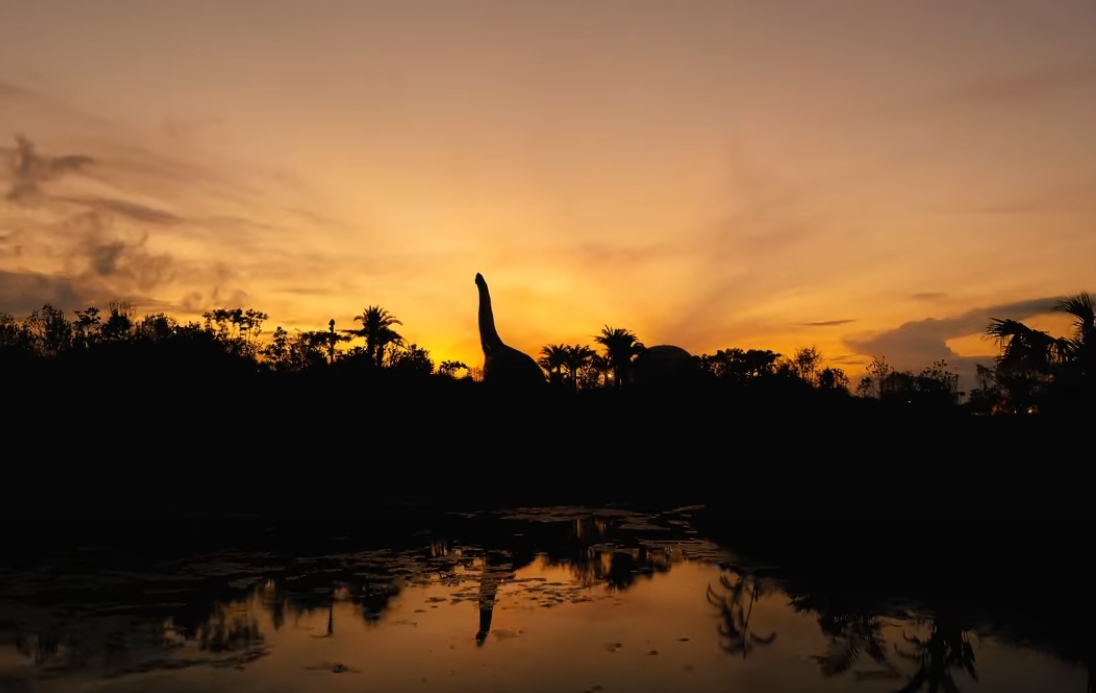 沖繩JUNGLIA樂園在7月25日開幕，主打大型恐龍主題，吸引不少親子遊客前往。（翻攝自ジャングリア沖縄【公式】YouTube）