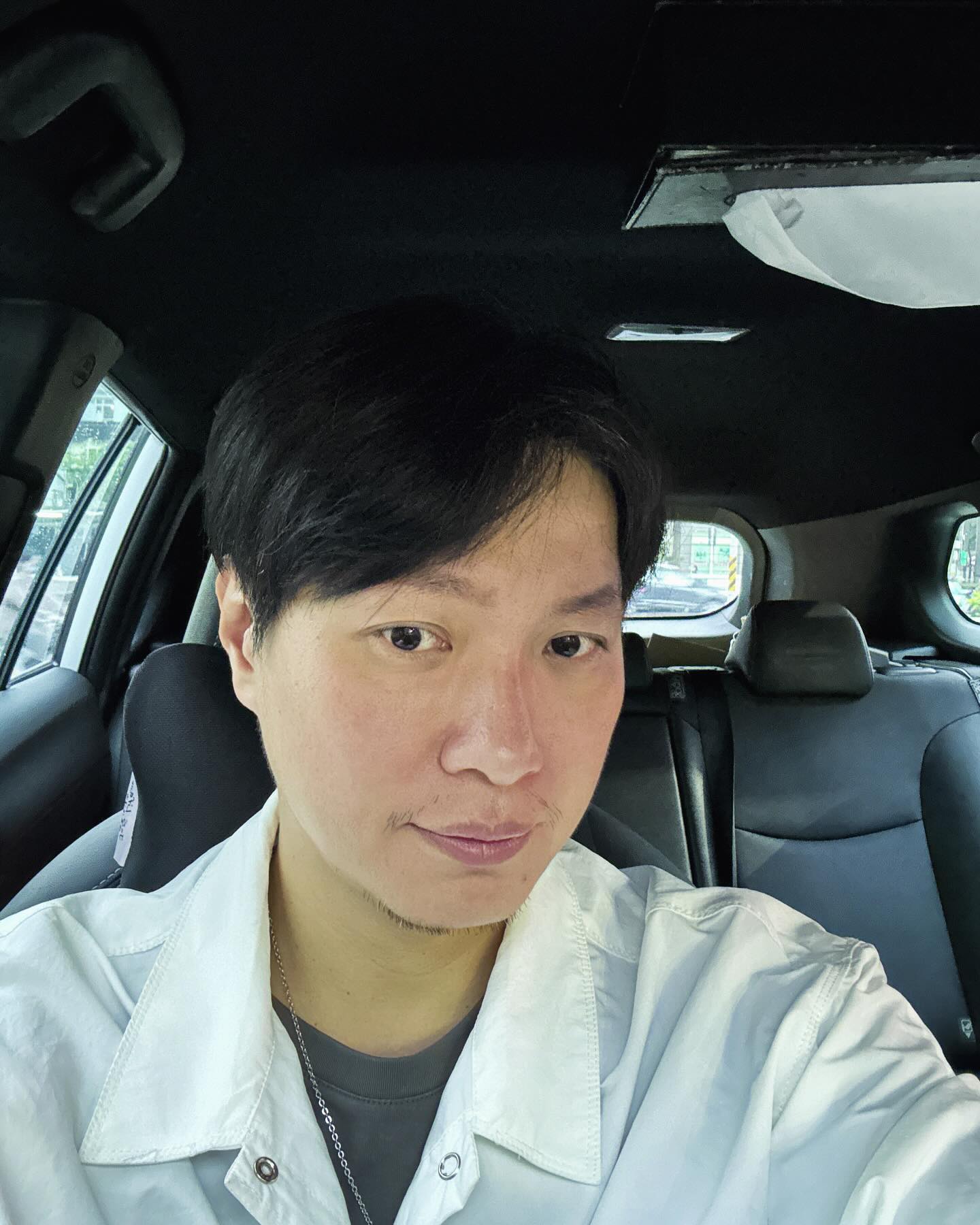 黃少谷為給妻女更好生活，兼職當計程車司機。（翻攝自黃少谷臉書）