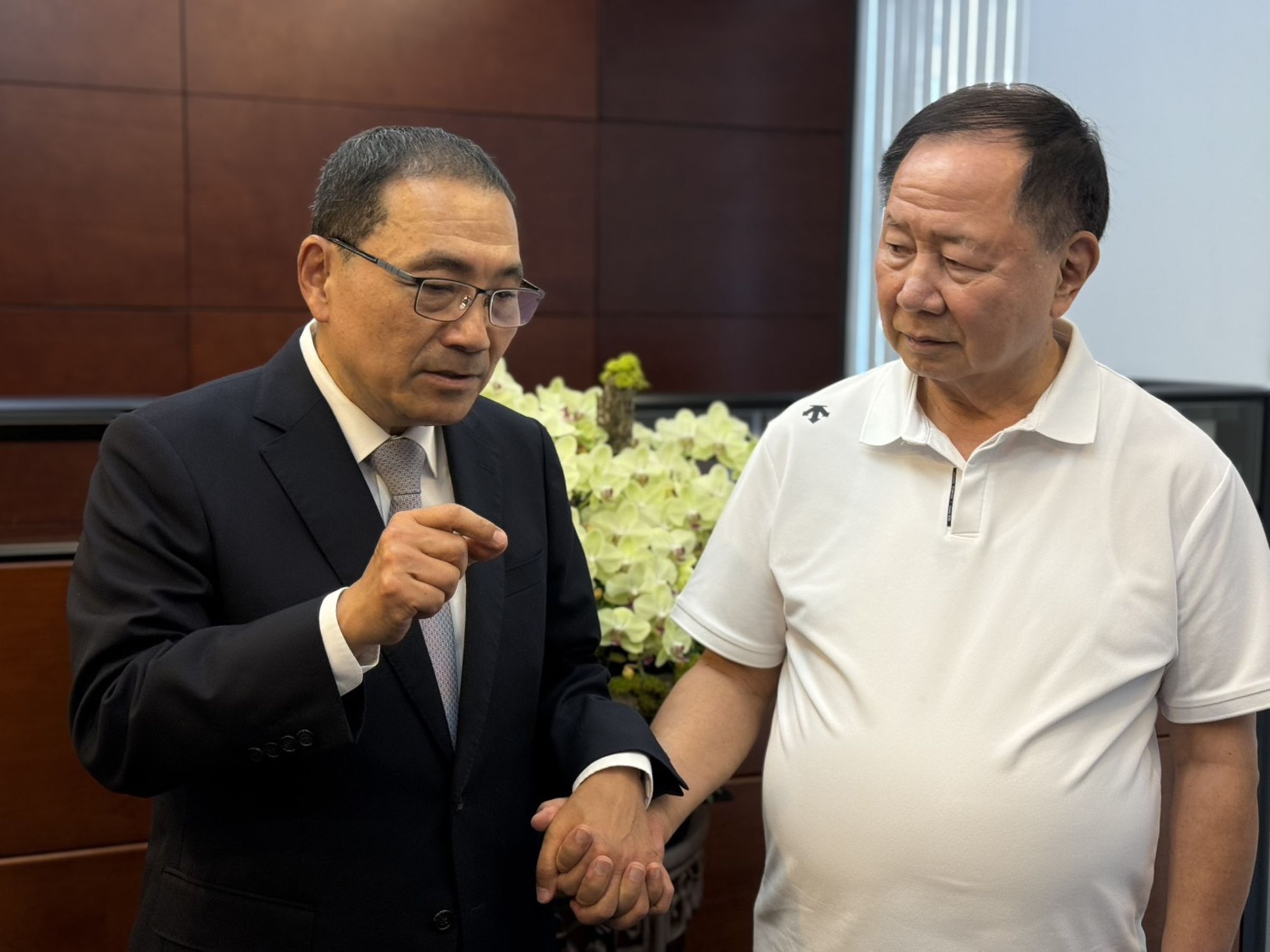 侯友宜(左)拜會薇閣基金會董事長李傳洪(右),感謝李董事長對殉職警消遺眷的長期關懷與支持。(薇閣基金會提供)