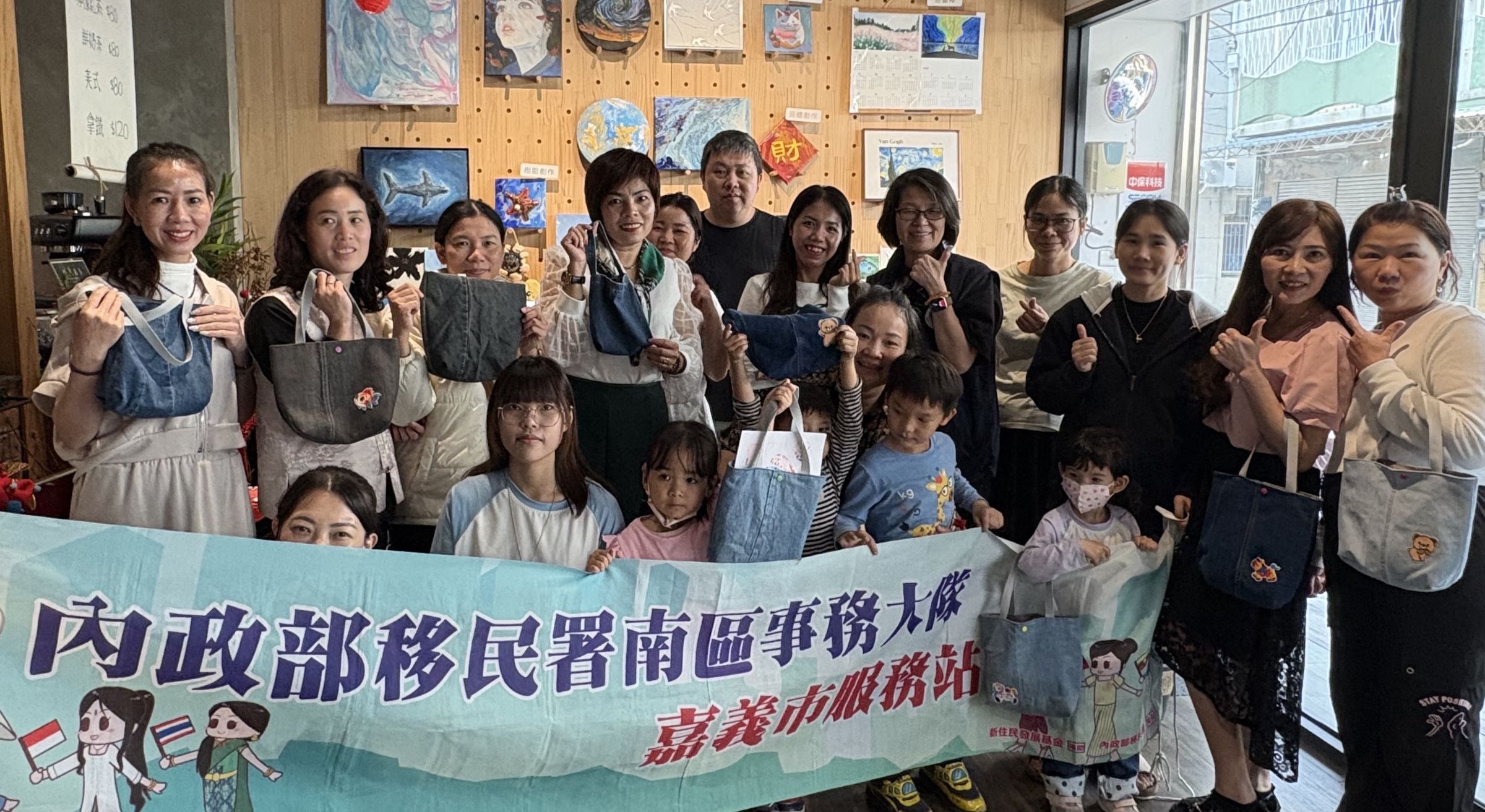 講師張勤（左）分享將汰舊的牛仔褲重新剪裁、縫製，變成實用又有特色的布包。（移民署提供）