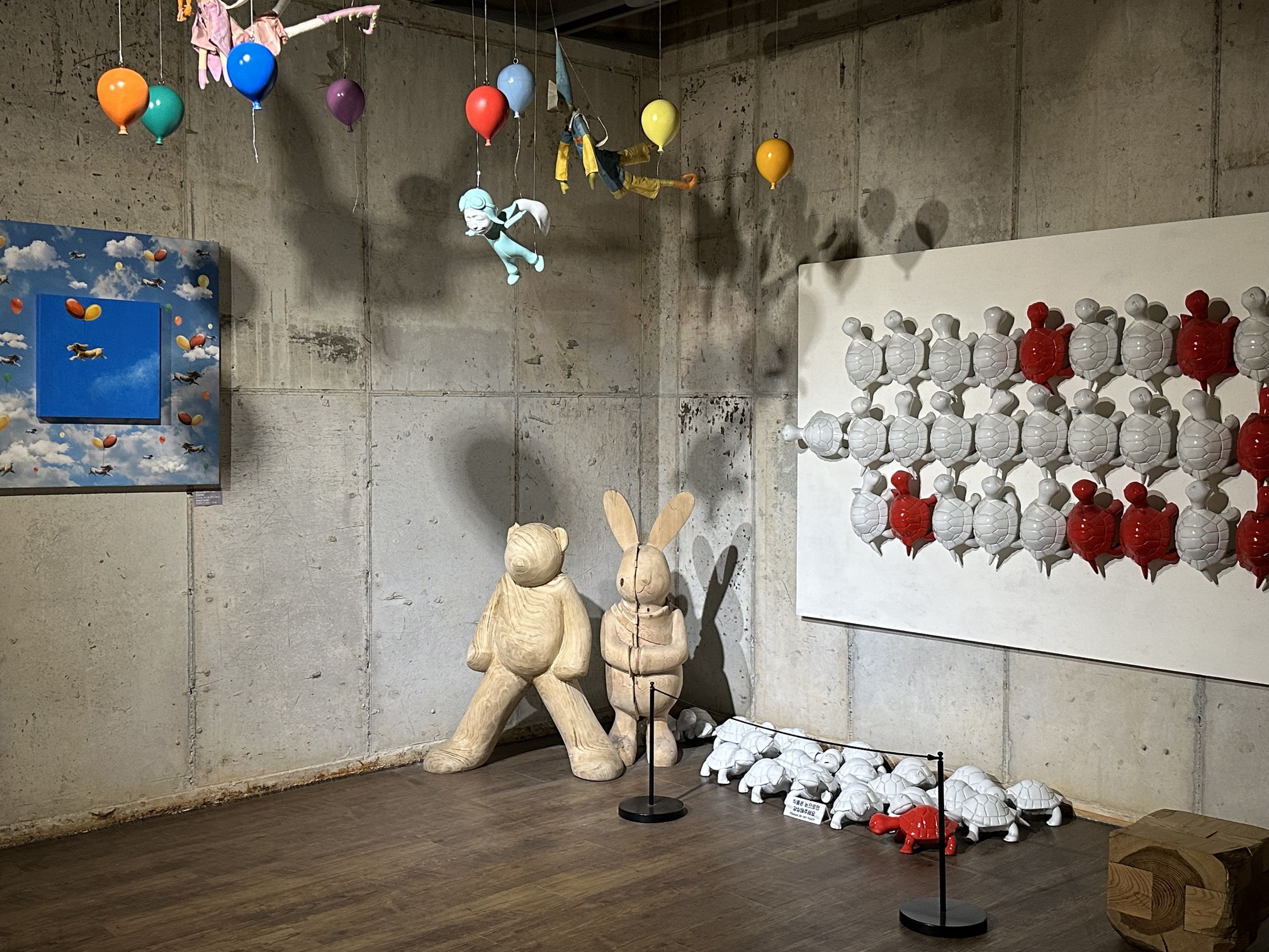 館內展出眾多現代風格藝術家的作品。