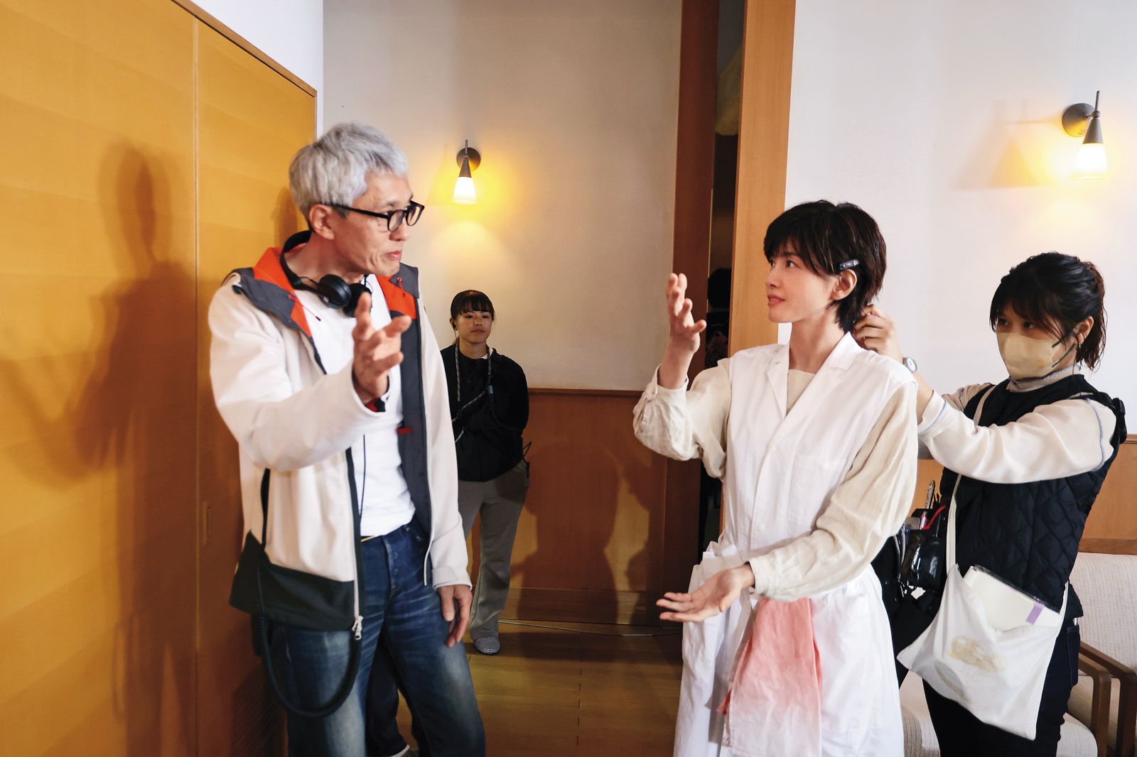松重豐(左)編寫劇本時就希望邀請內田有紀(右2)演出,2人在片場溝通表演細節。(采昌國際多媒體提供)