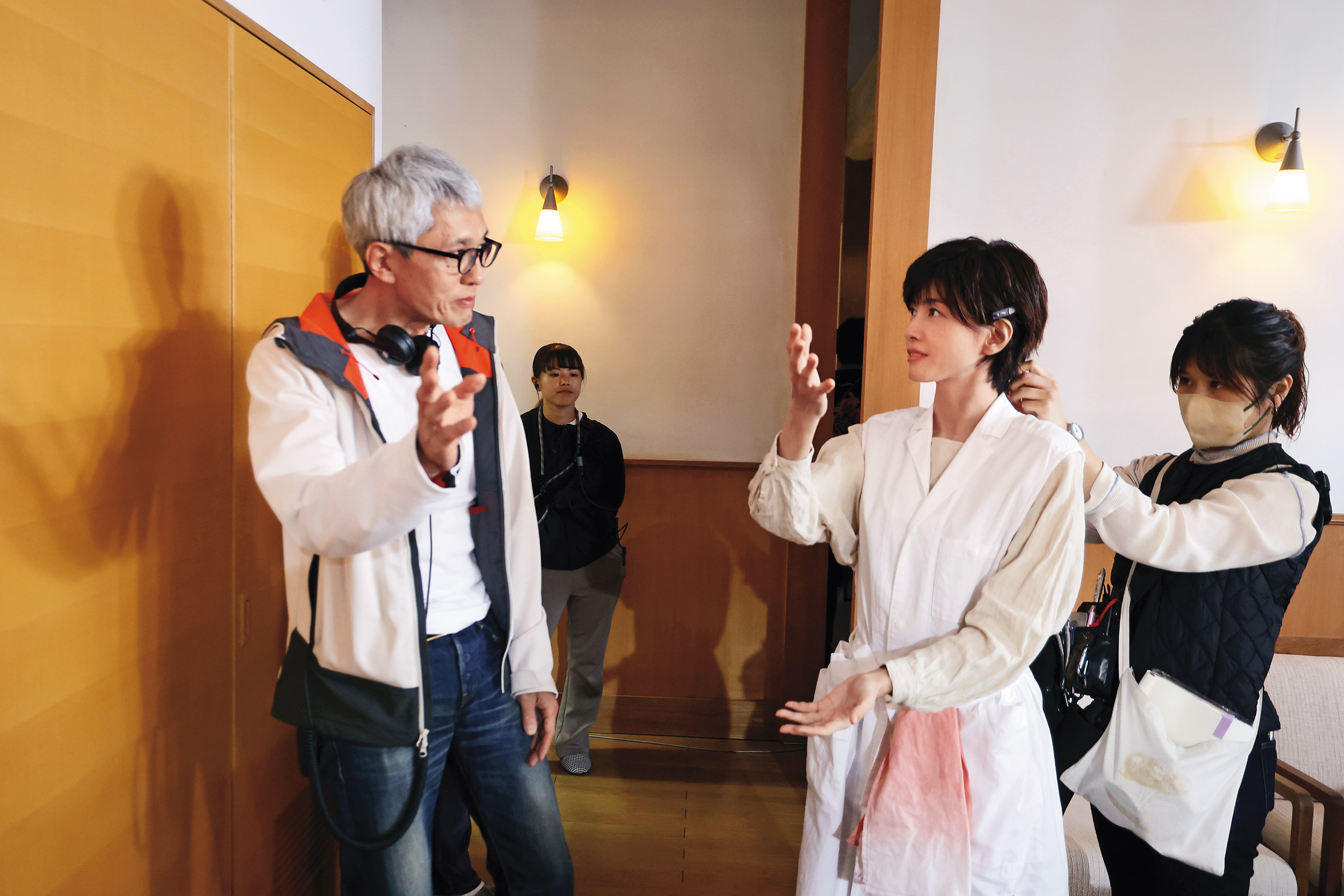 松重豐(左)編寫劇本時就希望邀請內田有紀(右2)演出,2人在片場溝通表演細節。(采昌國際多媒體提供)