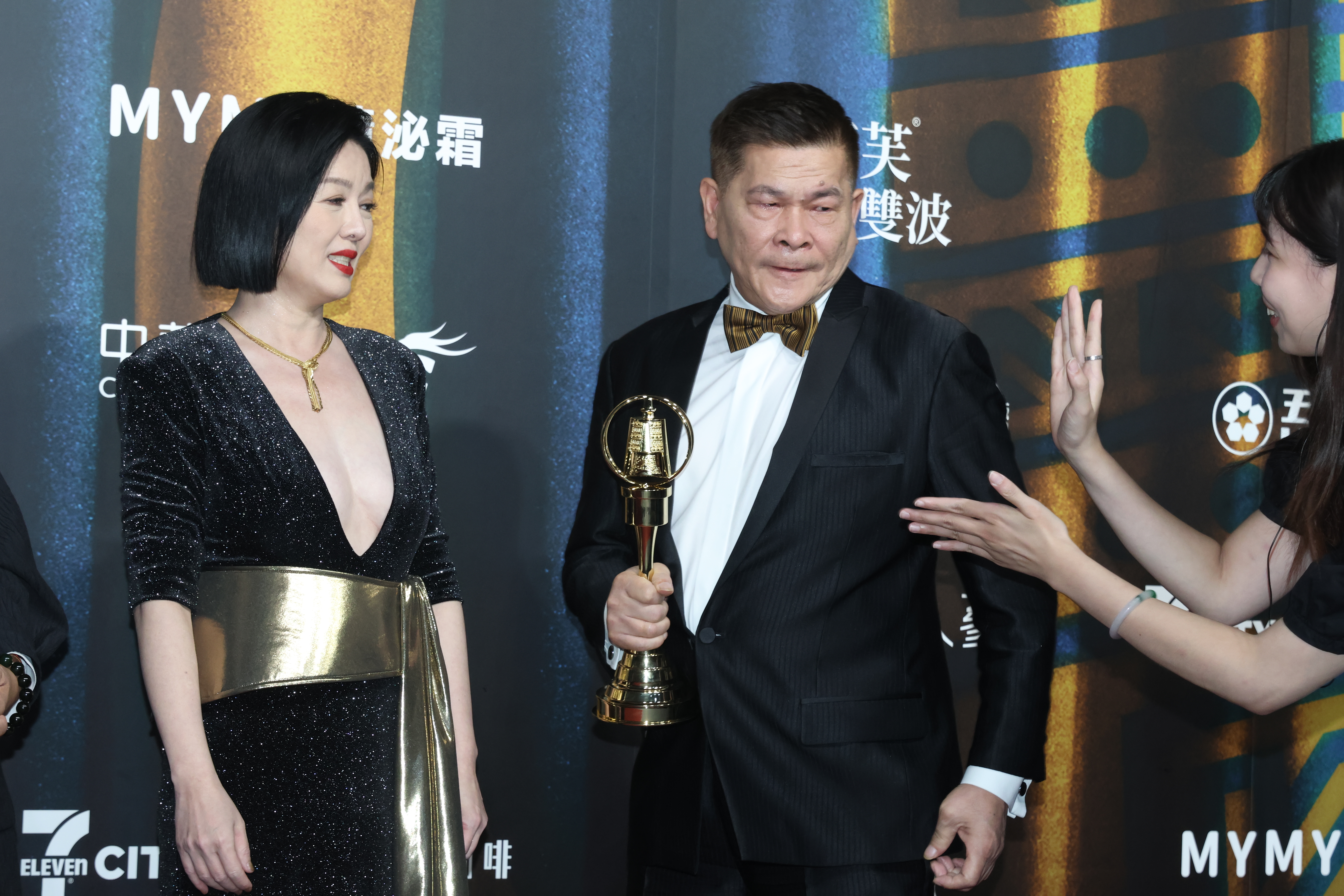澎恰恰在新聞中心受訪忍不住落淚。