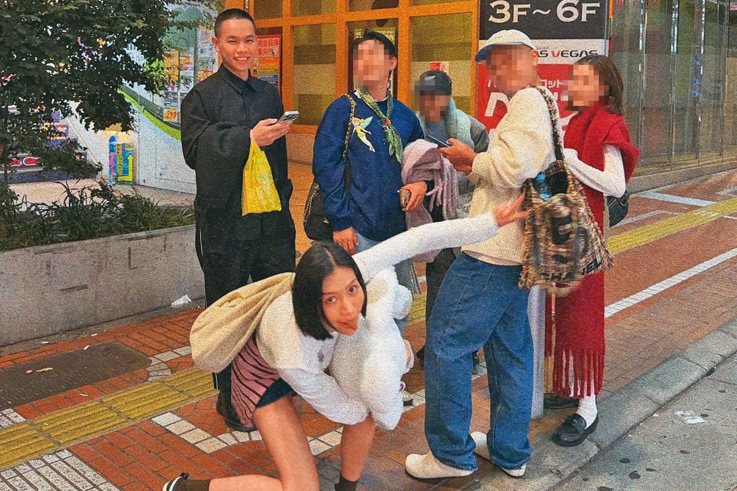 莫莉（前）與經紀人Henry（後排左一）捲入因被詐騙間接造成前助理自殺未遂的風波。（翻攝自Henry IG）