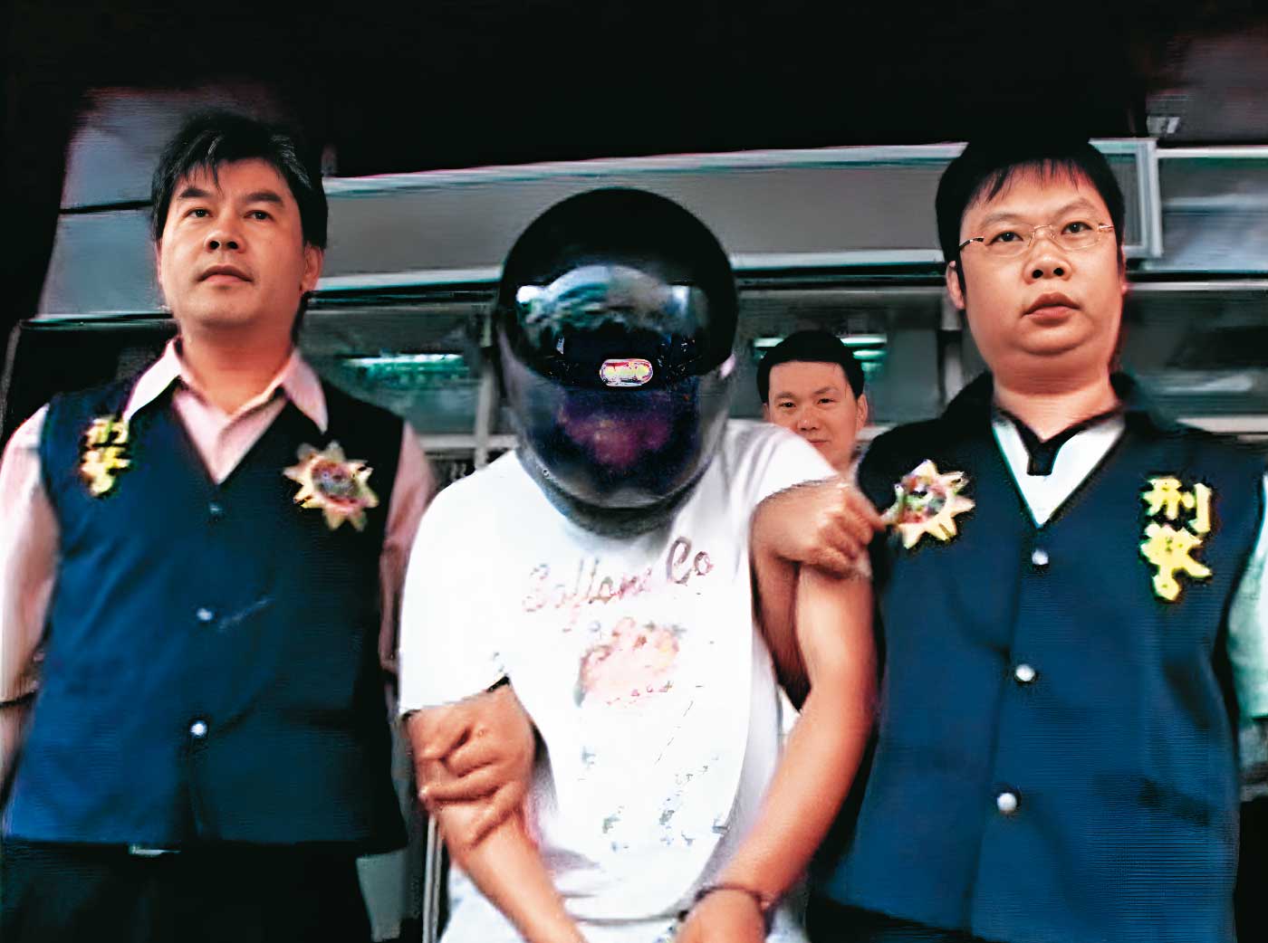 唐霖億(中)落網後,死者家屬才發現他竟是死者兒子的國中同學。(東森新聞提供)