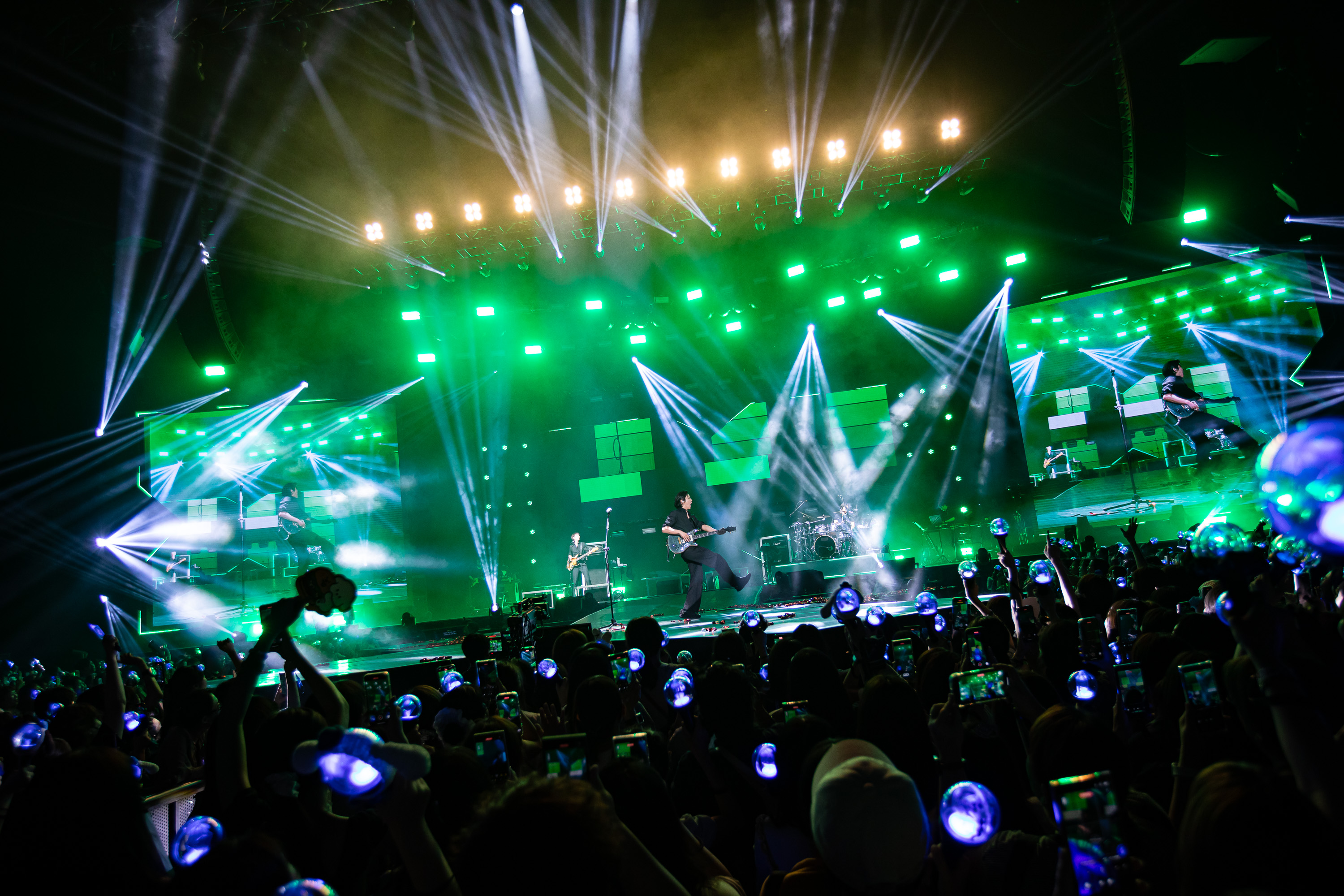 CNBLUE周六（24日）在高雄流行音樂中心開唱，粉絲嗨到暈倒讓主唱鄭容和唱一半喊停。（和協整合行銷提供）