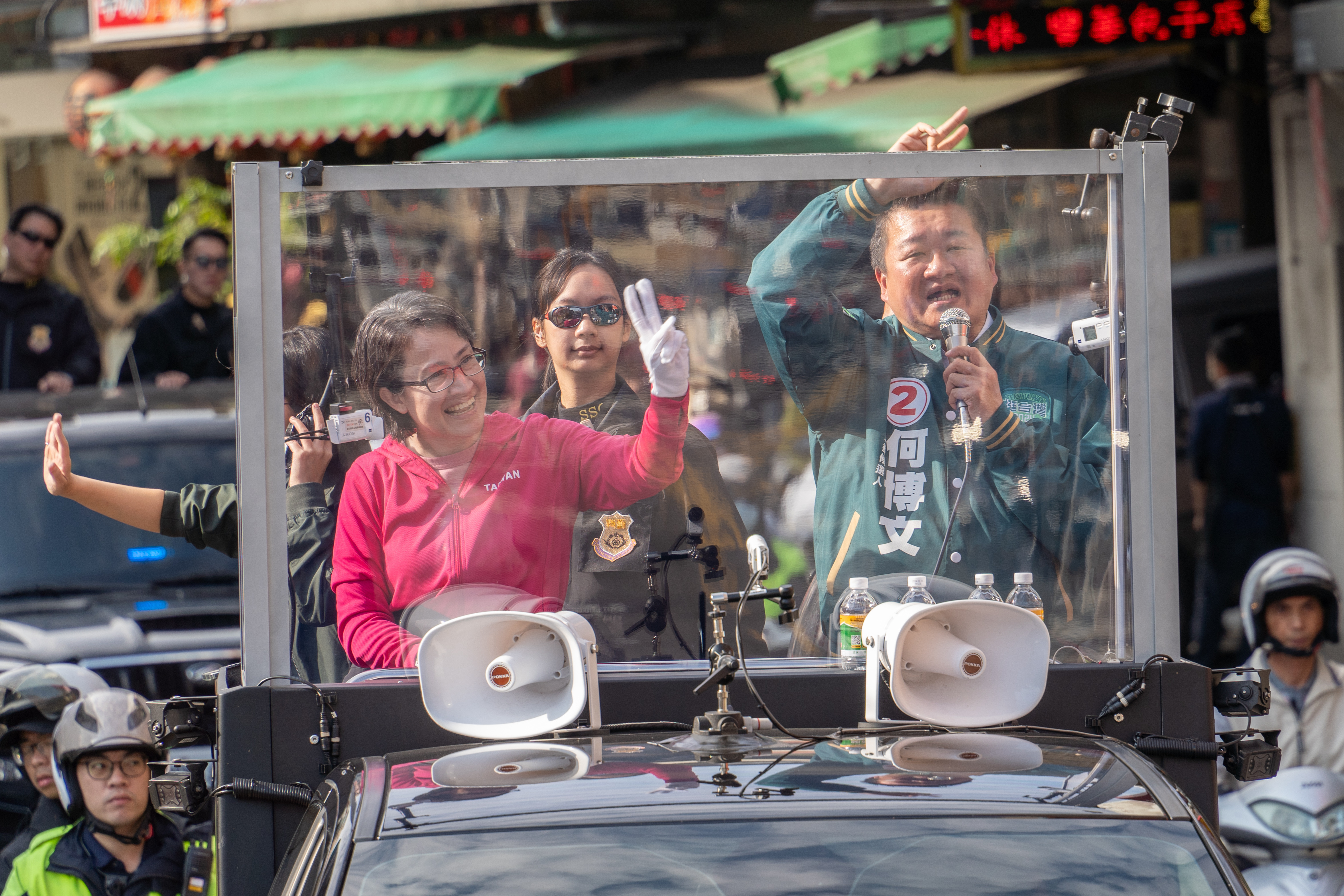 副總統候選人蕭美琴今陪民進黨立委候選人何博文於選前最後倒數時刻到淡水車掃。（何博文競總提供）