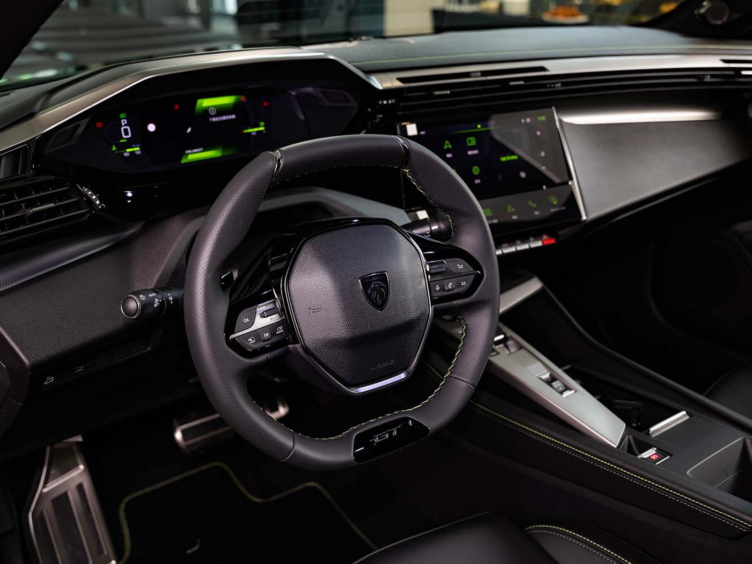 車內採用採用以駕駛者為核心的 PEUGEOT i-COCKPIT® 直覺駕駛座艙。