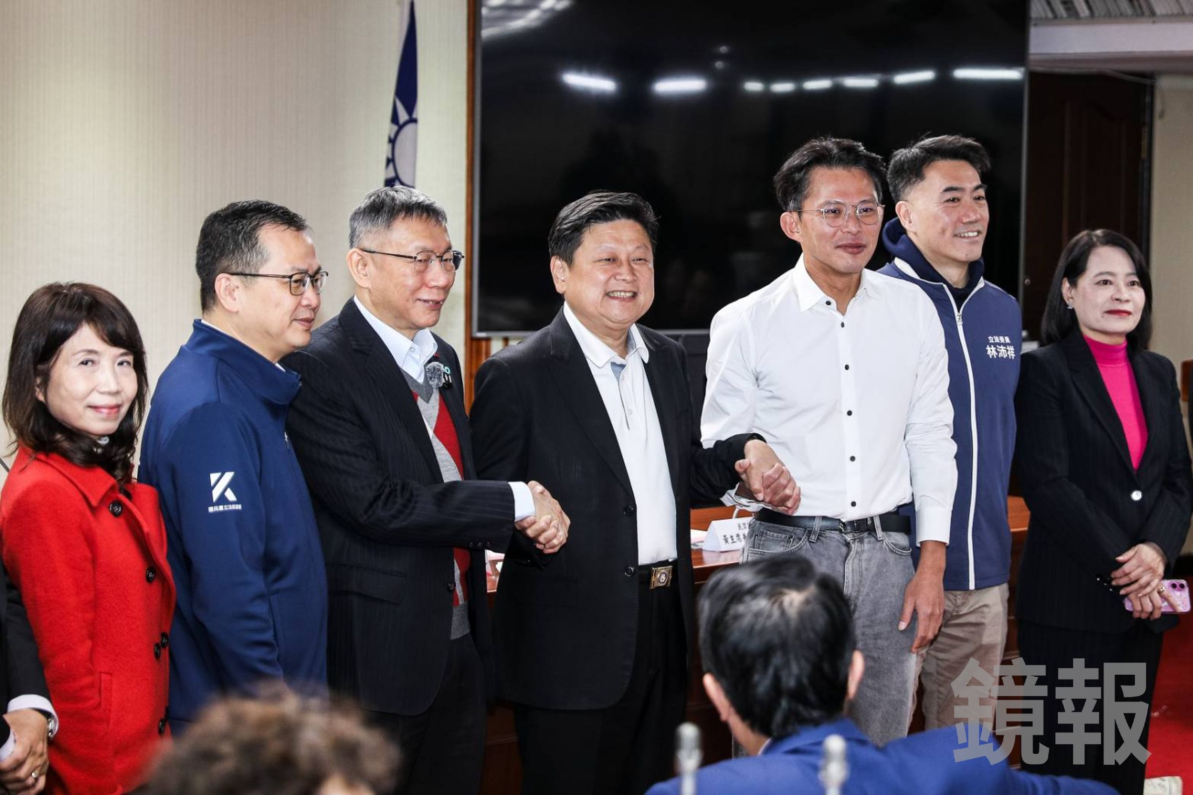柯文哲、傅崐萁、黃國昌握手。（鏡報鄒保祥）