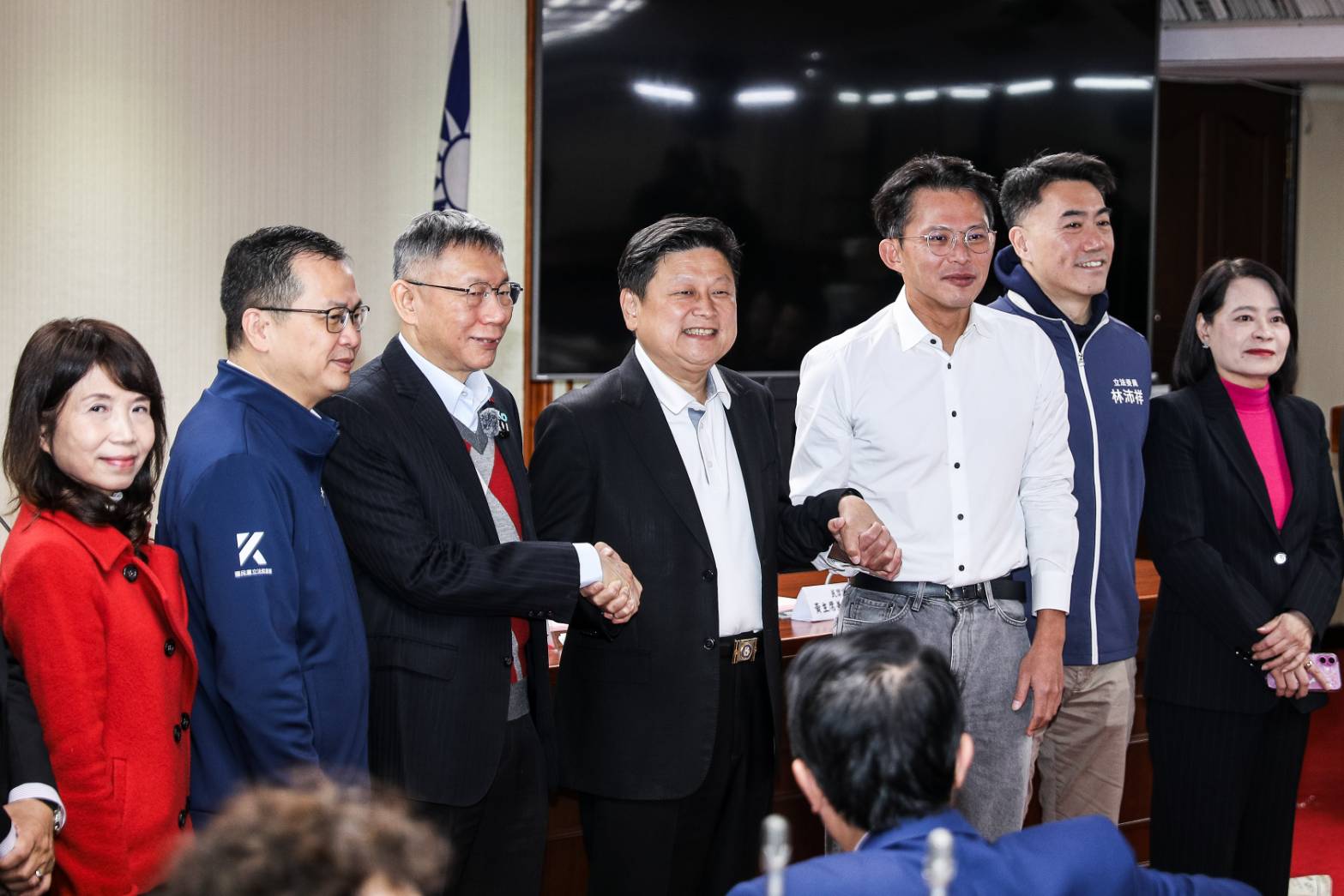 柯文哲、傅崐萁、黃國昌握手。（鏡報鄒保祥）