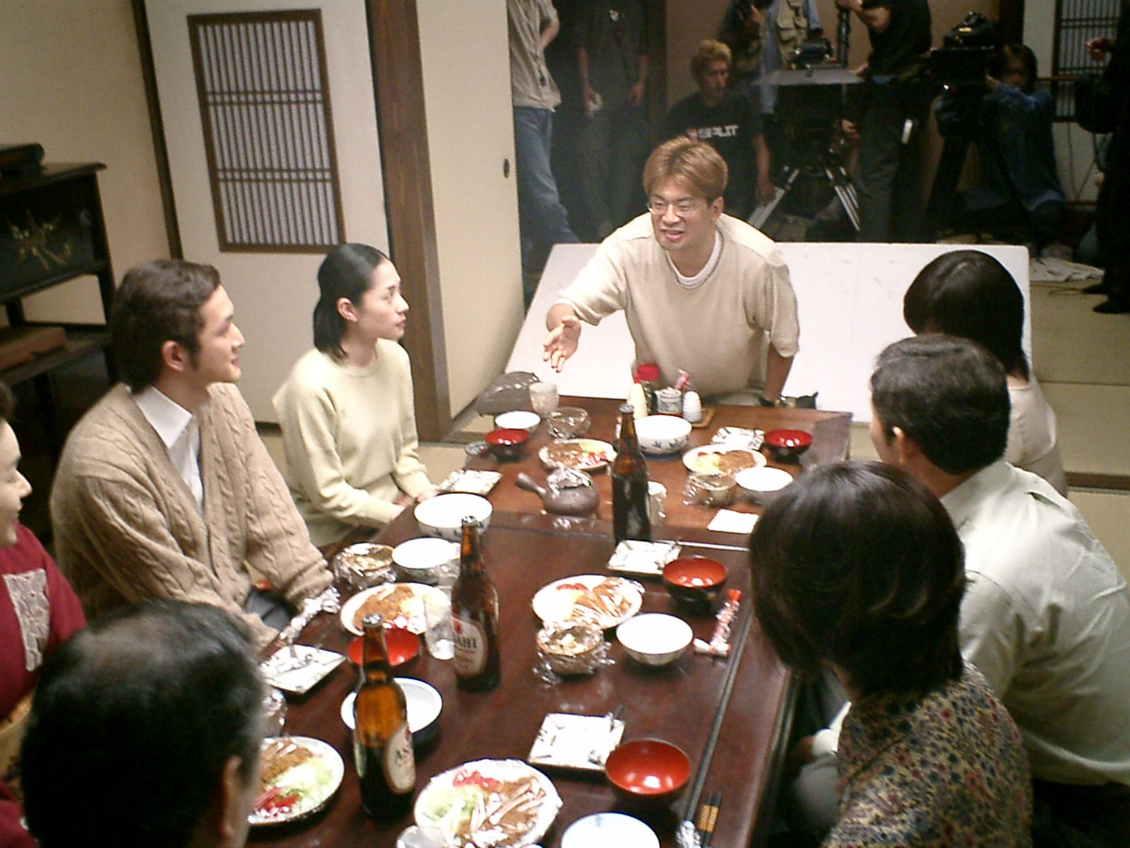 森田芳光（中戴眼鏡者）把向田邦子的小說《宛如阿修羅》 搬上大銀幕，圖為拍攝現場。（高雄電影節提供）