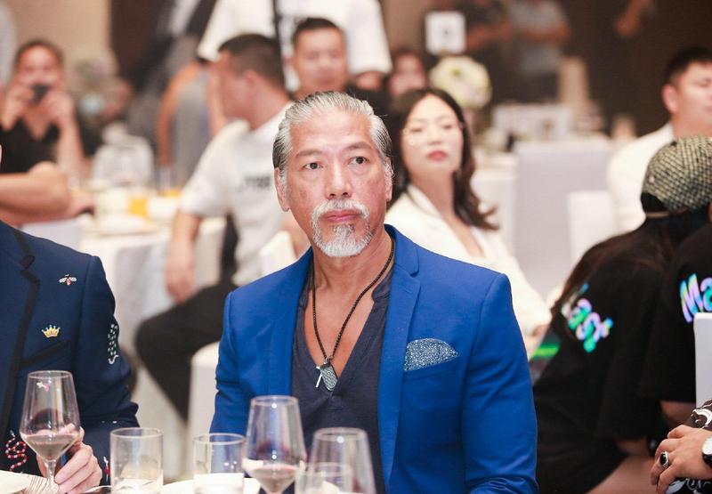 張耀揚2020年現身香港參加一場設計師品牌發布會，當時還未60歲的他已經髮鬚皆白，老了不少。（翻攝自娛樂星社長微博）