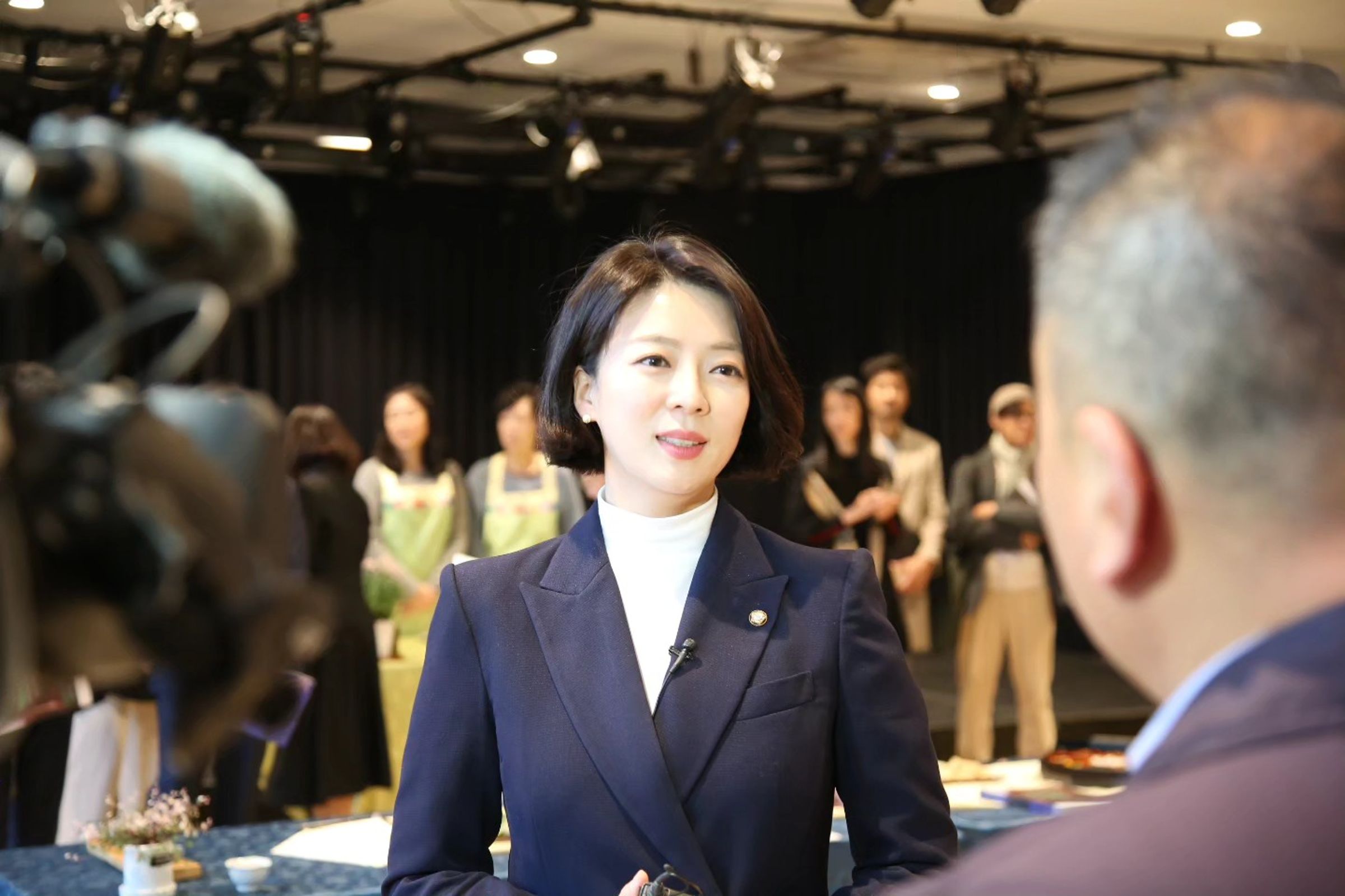 國民力量議員裴賢鎮今日下午在首爾區被石頭擊中後腦勺血流不止,所幸送醫後沒有生命危險。(翻攝自臉書@배현진)