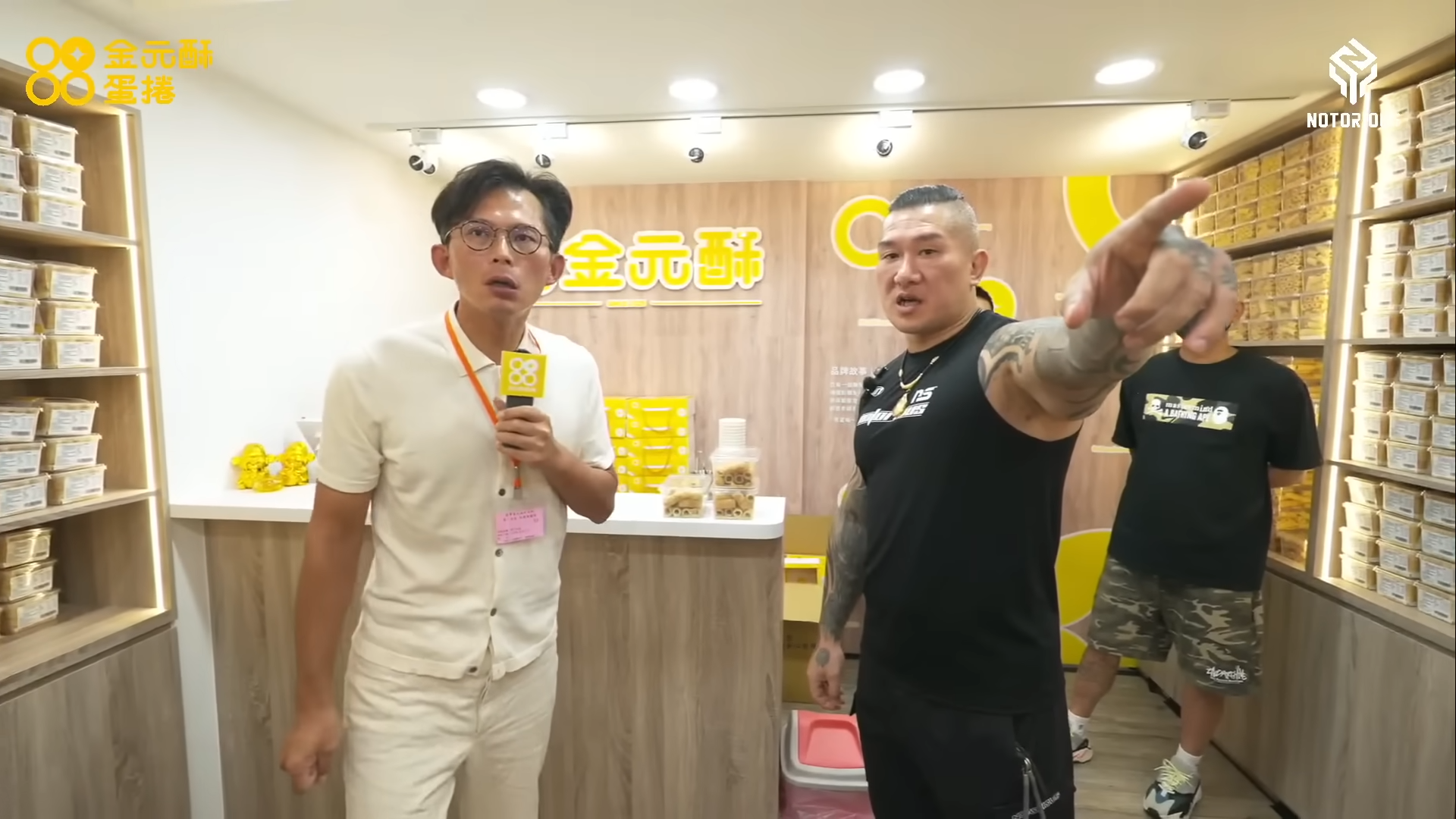 館長昨晚直播時，提到要把剛開幕不久的蛋捲店收掉不做了。（翻攝館長惡名昭彰YT頻道）