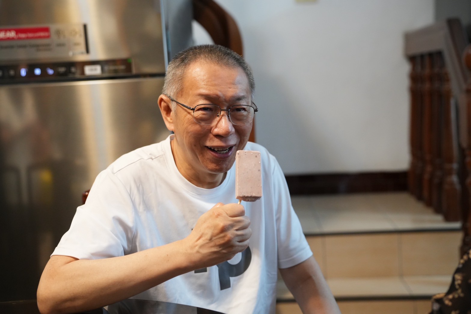 柯文哲回家先吃冰棒。（民眾黨提供）