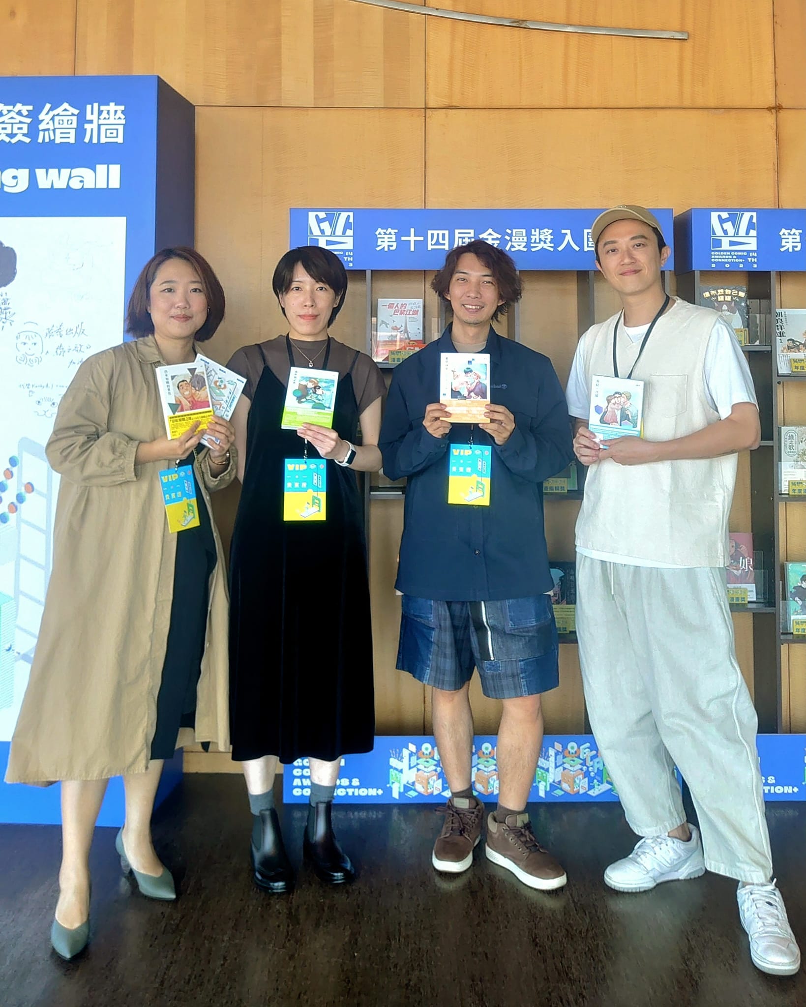 黑白文化在第14屆金漫獎以《或然與必然》與「彩虹燦爛之地LIVE廣播劇」,分別入圍漫畫編輯獎及跨域應用獎。左起為柏雅婷、漫畫家TEI及甜耳朵讀劇社成員郭霖、宋昱璁。(黑白文化提供)