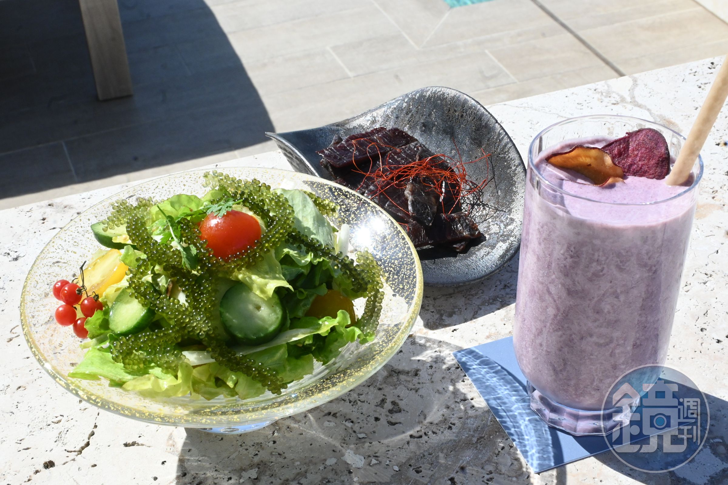 以宮古島紫薯為基底，搭配黑芝麻與香蕉調製而成的「Purple Yam Smoothie」（右，日幣2,000元／份，約NT$379）搭配短角和牛肉乾「Shorthorn Wagyu Beef Jerky」（中，日幣3,800元／份，約NT$720）與海葡萄沙拉「Green Caviar Salad」（左，日幣2,500元／份，約NT$474）這一套午茶組合，甜鹹鮮都有了。