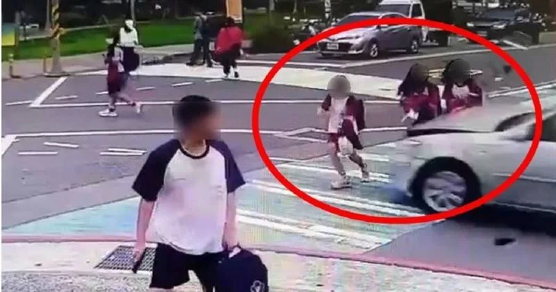 事故當下汽車朝著3名女同學直衝，其中唯一生還的張姓女童，送醫時無生命跡象，今傳出已平安脫險。（翻攝畫面）