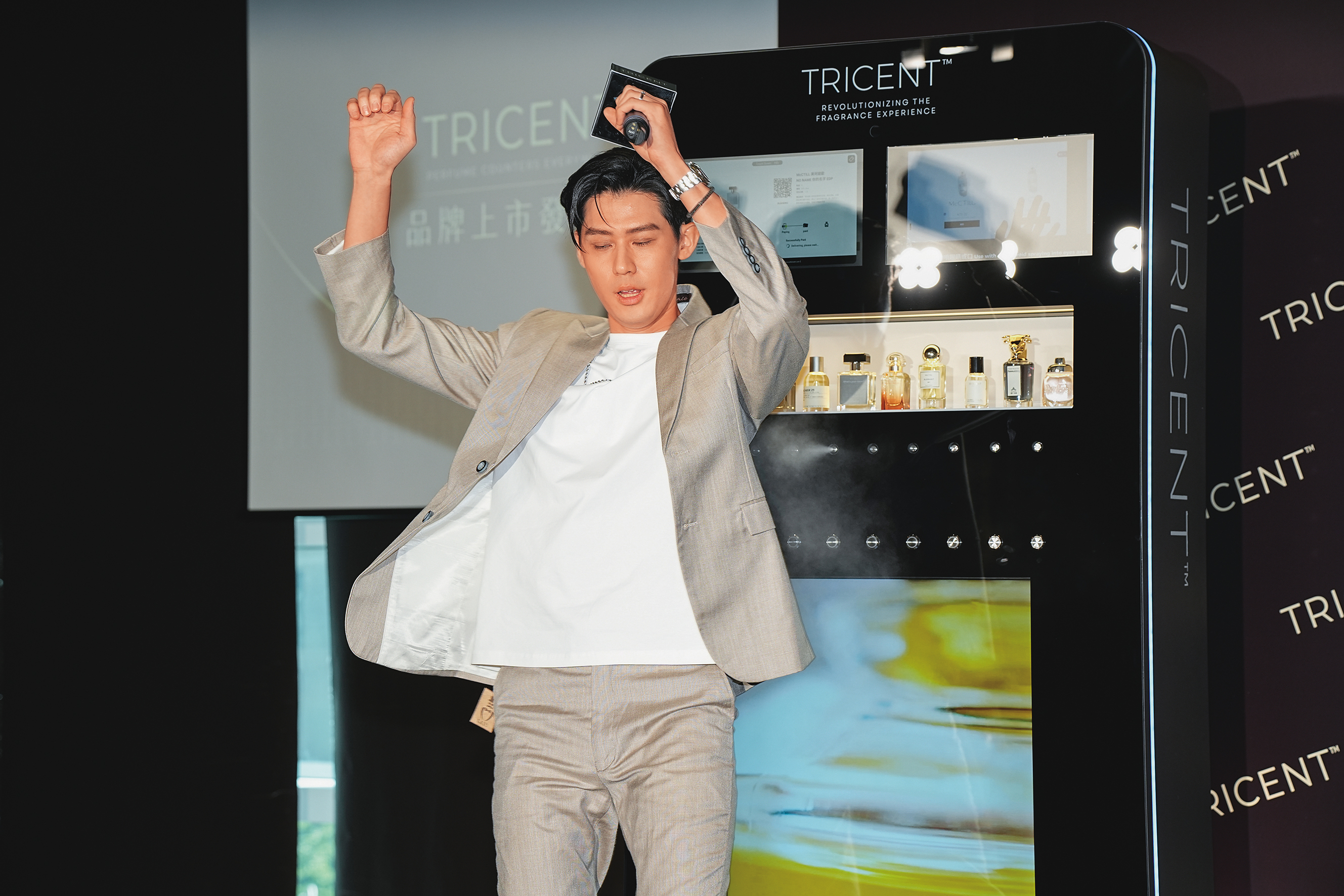 旋轉～跳躍～我閉著眼～♫ 李玉璽為大家示範噴香水的必備舞步。