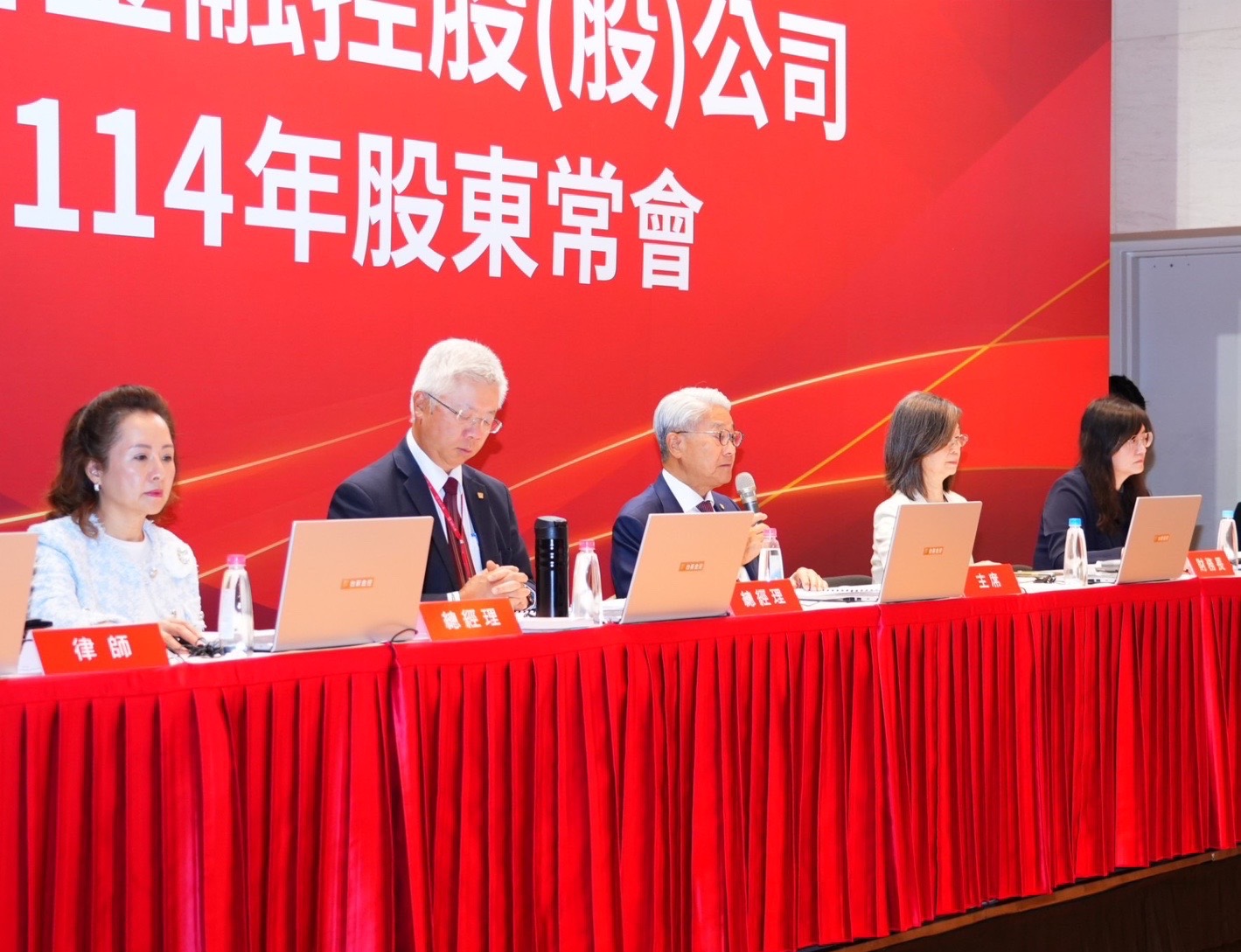 台新金今天舉行股東會，吳東亮感性謝股東。（台新金提供）