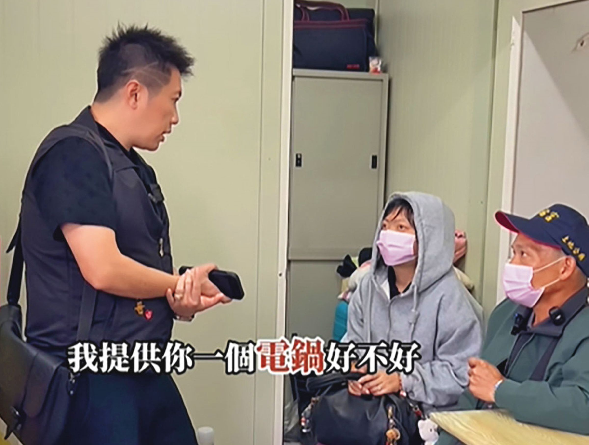 受害者指控，賓賓哥（左）打造公益善心的人設，目的是為了斂財。（翻攝賓賓哥臉書）