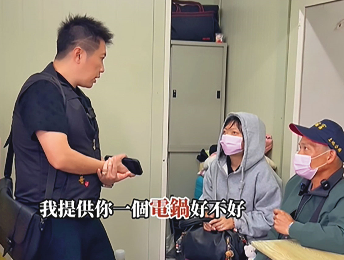 受害者指控,賓賓哥(左)打造公益善心的人設,目的是為了斂財。(翻攝賓賓哥臉書)