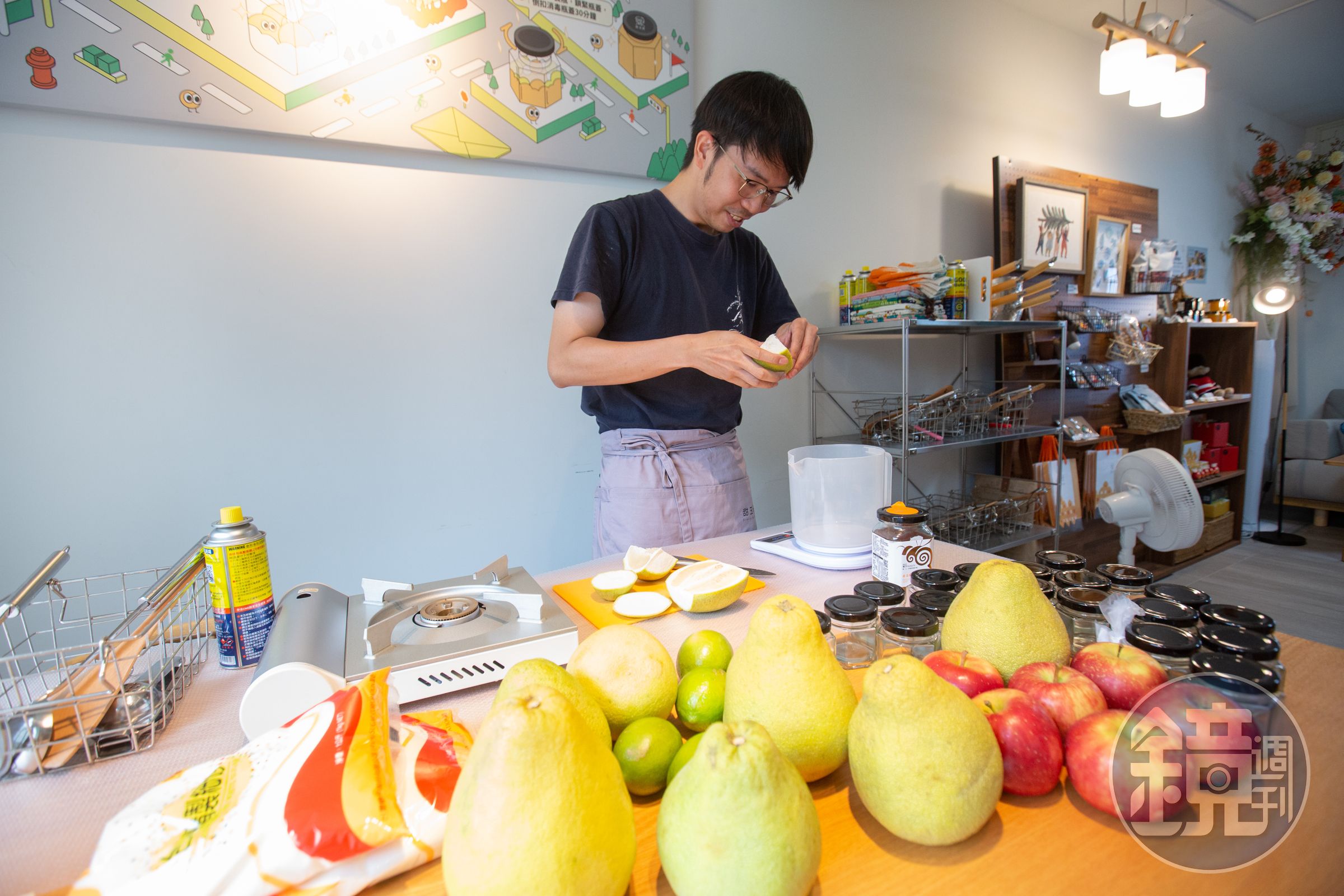 林韡勳做果醬彷彿調香師，加入多種食材增加果醬風味層次。