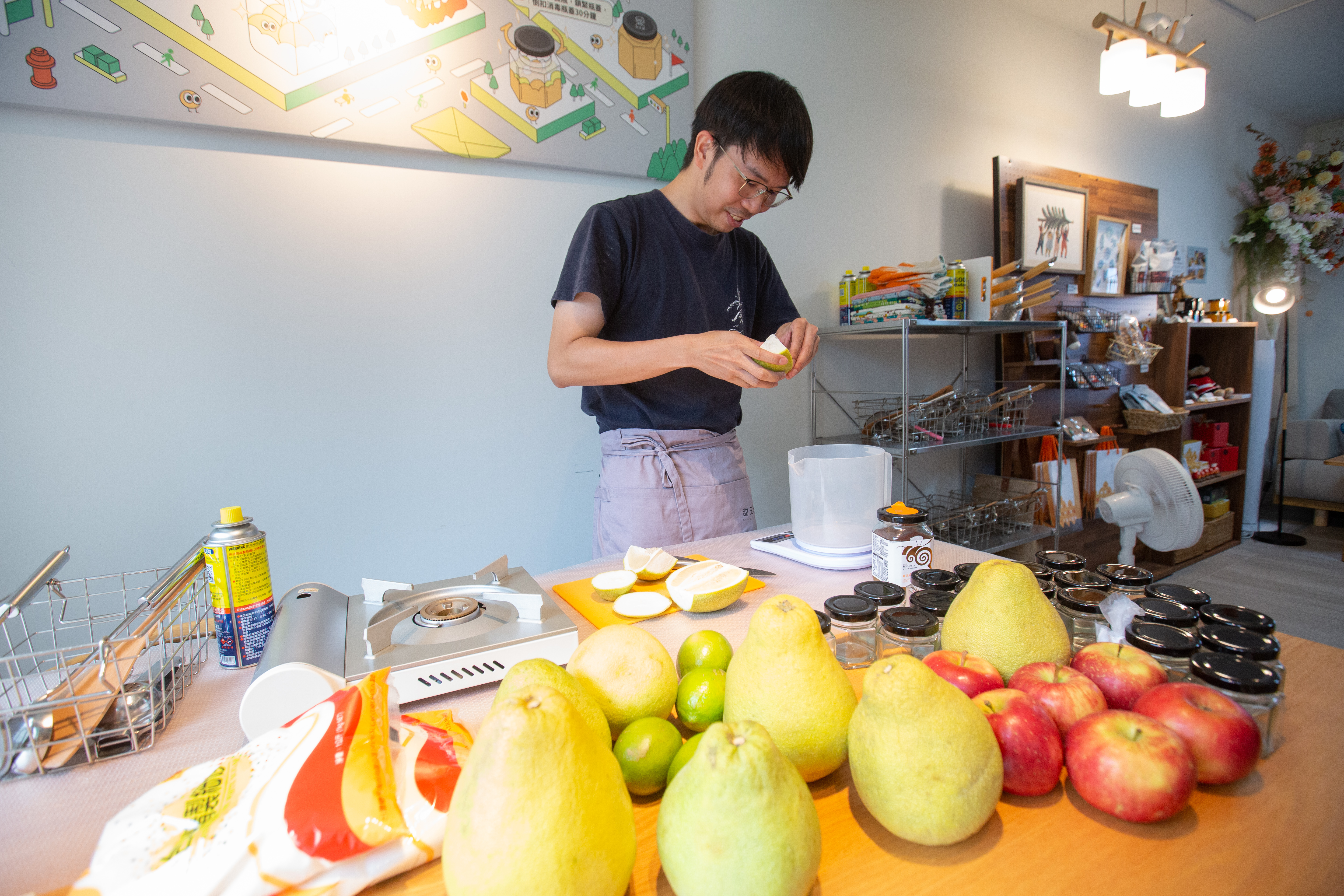 林韡勳做果醬彷彿調香師，加入多種食材增加果醬風味層次。