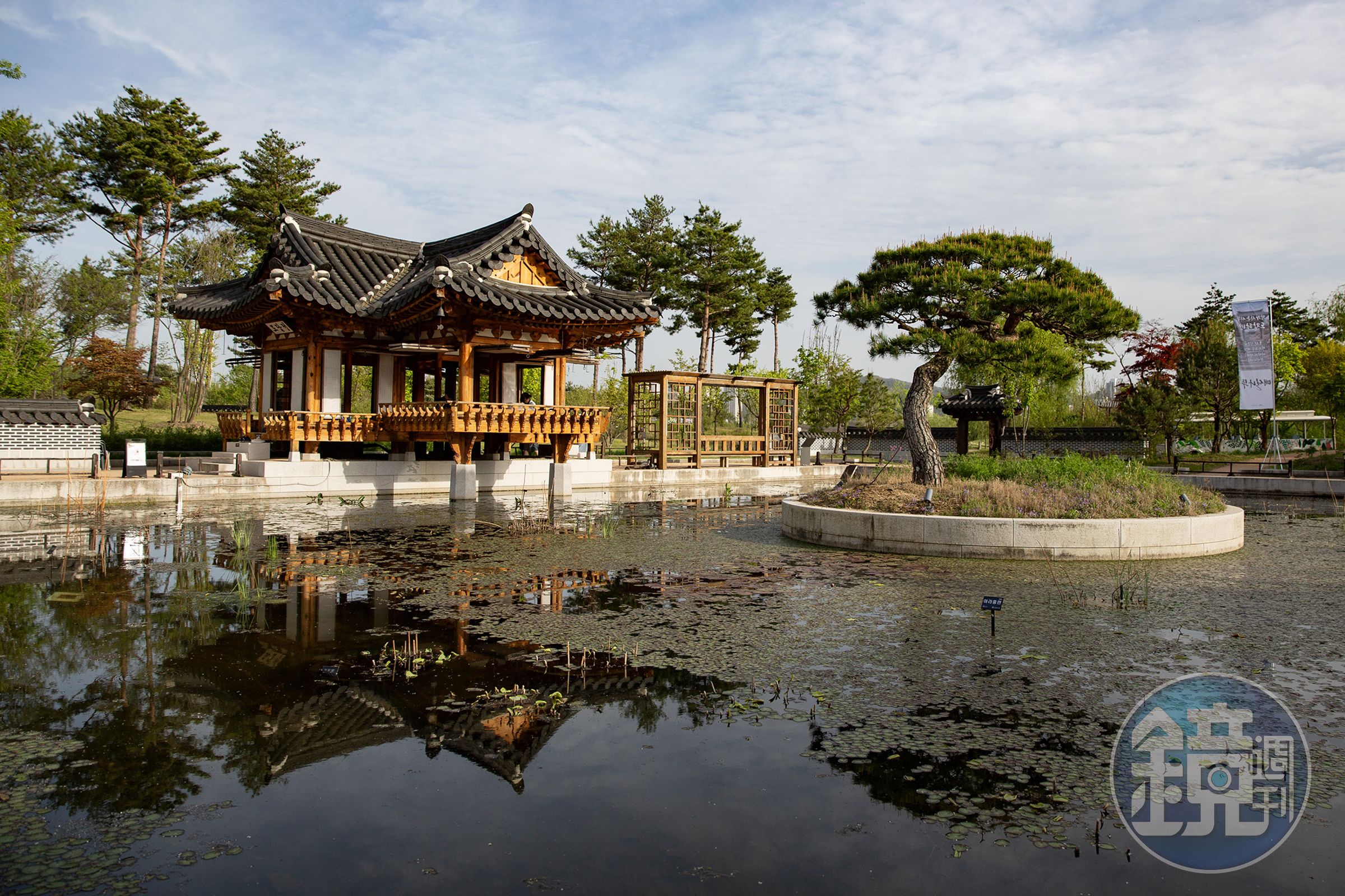 樹木園內的韓式庭園精準復刻朝鮮時代宮廷美學，古典樓閣在流水旁顯得格外優雅。