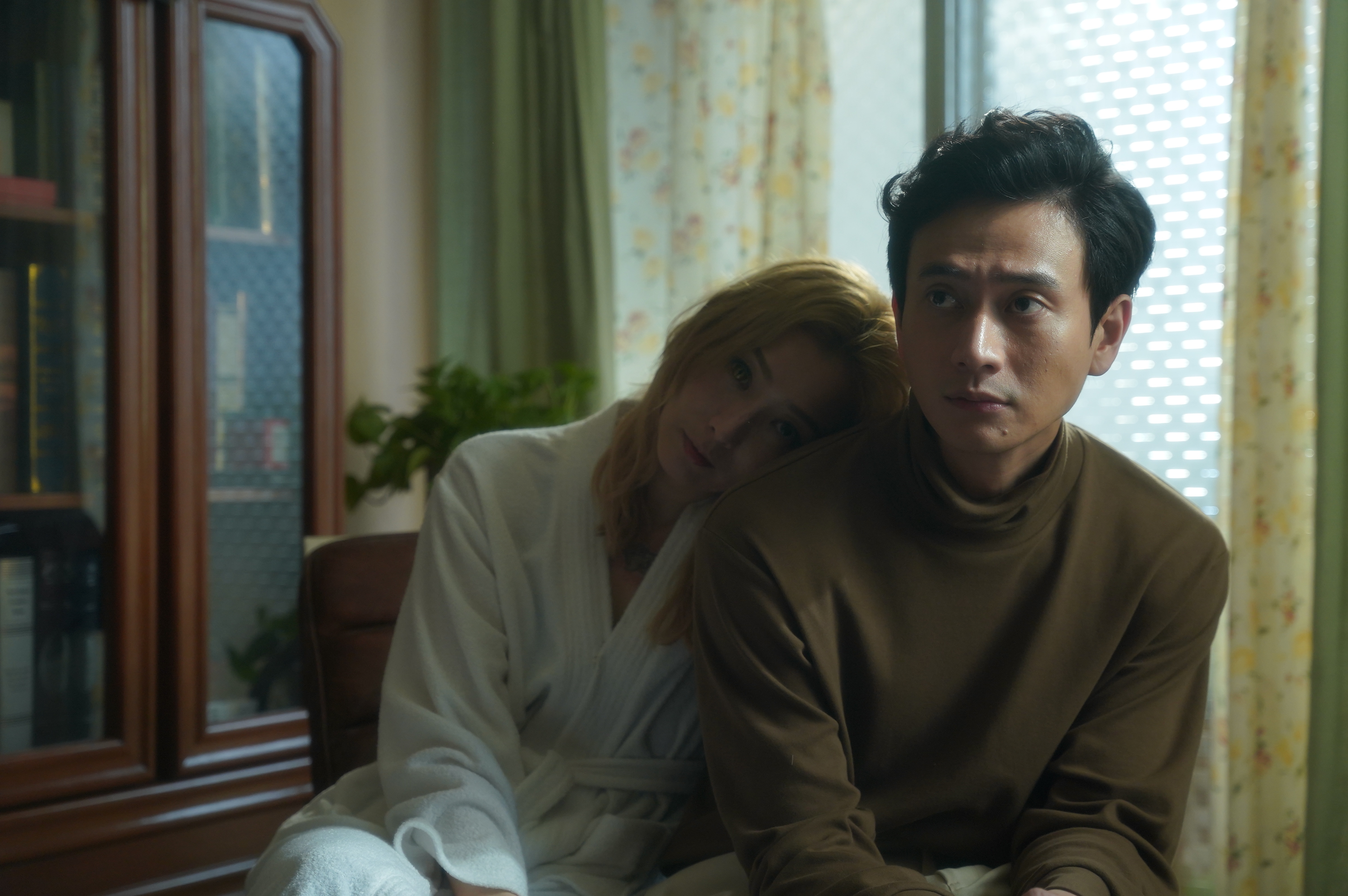 片中鄭秀文與劉冠廷扮演夫妻,2人有一段奇妙又帶點浪漫的愛情故事。(華映提供)