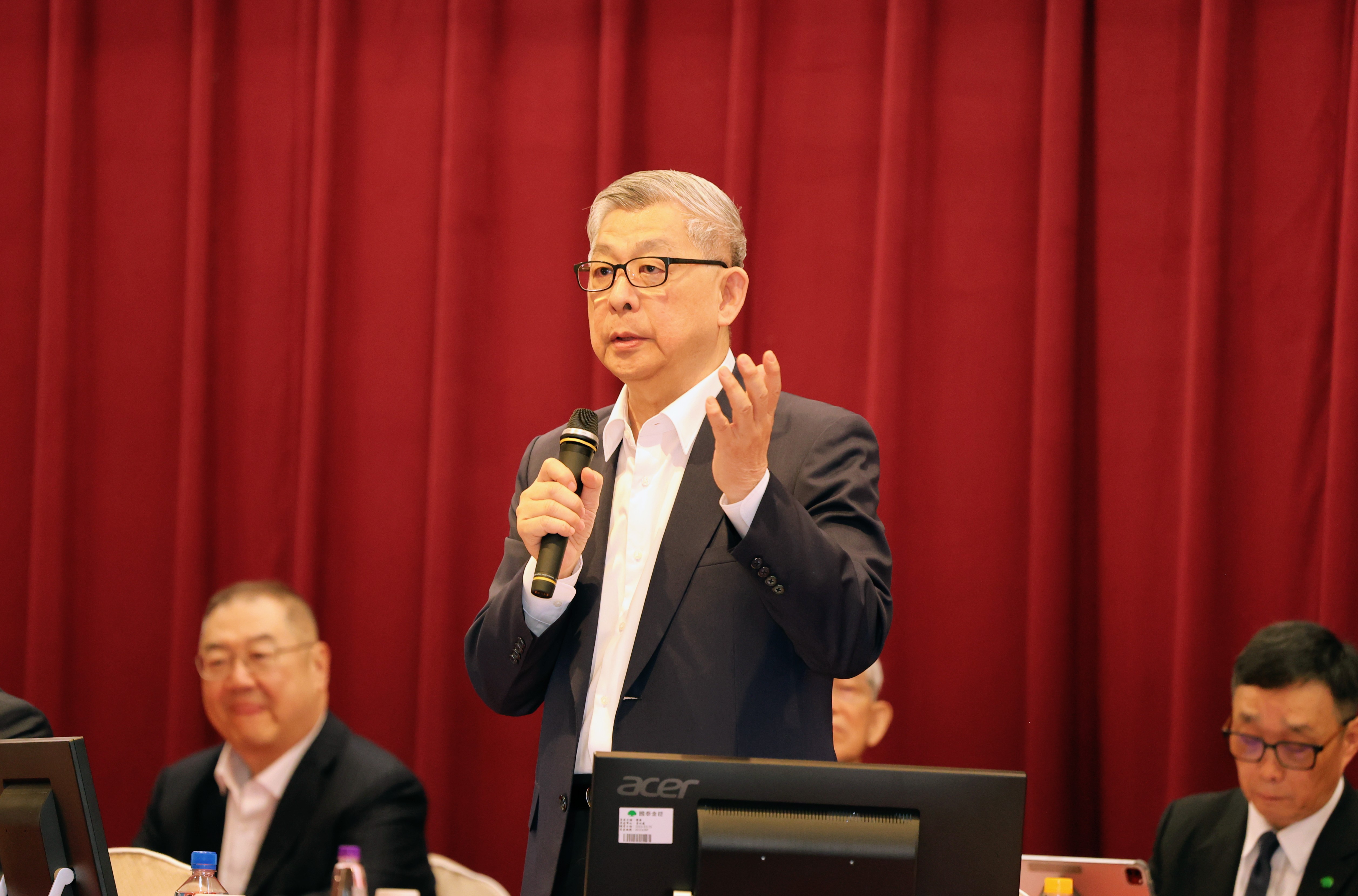 國泰金股東會上,董事長蔡宏圖面對小股東質疑,詳盡回覆。(截至直播網站)