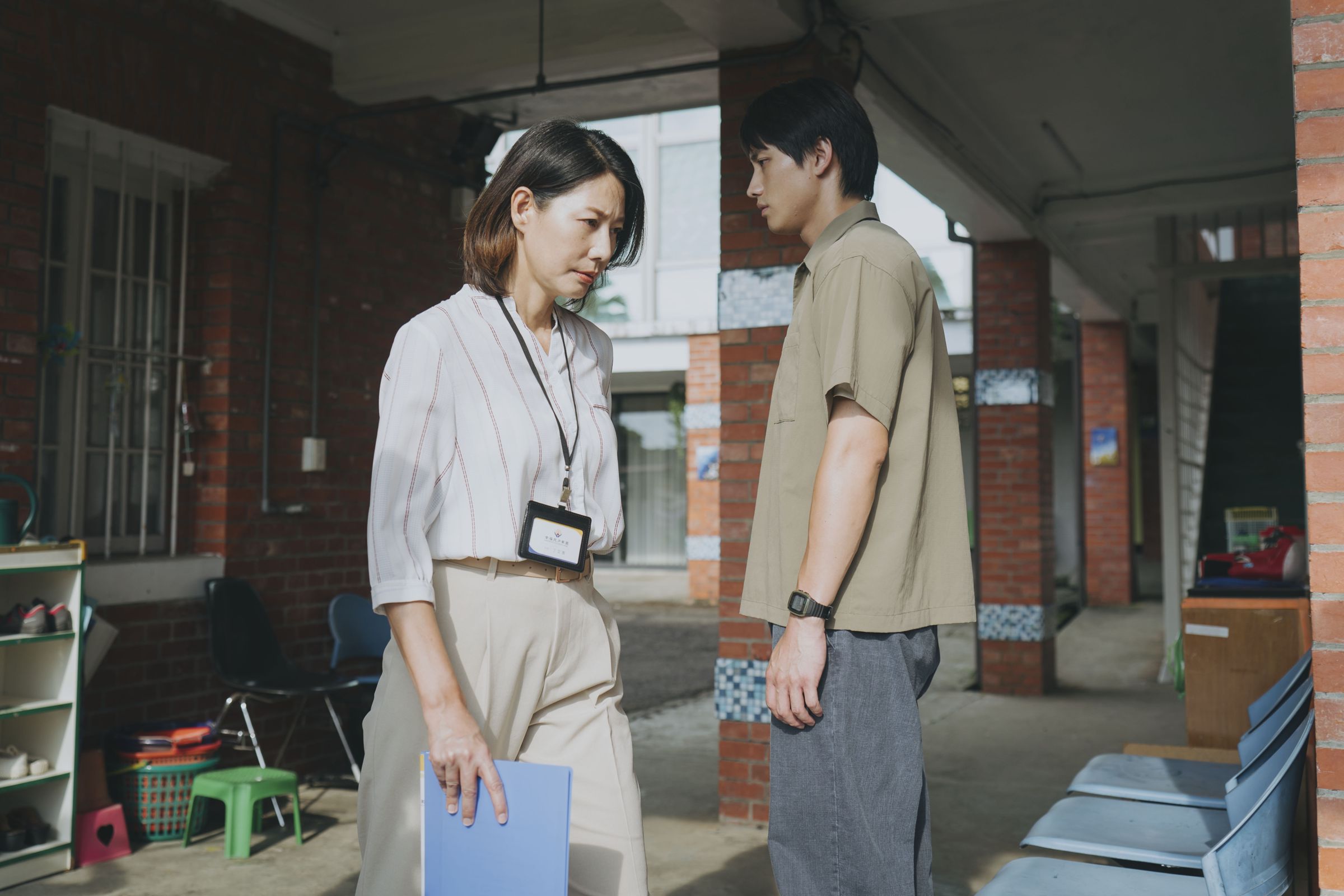 丁寧(左)與范少勳(右)戲裡對立、戲外互動熱絡。(冬候鳥電影 、文策院提供)