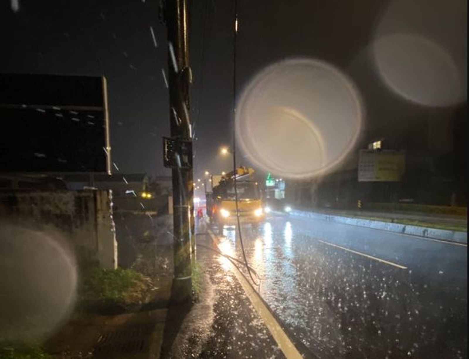 針對北台灣傍晚因雷雨而有部分地區發生停電，台電維修員冒著風雨正持續搶救；圖為桃園市大園區搶修工作。（台電提供）