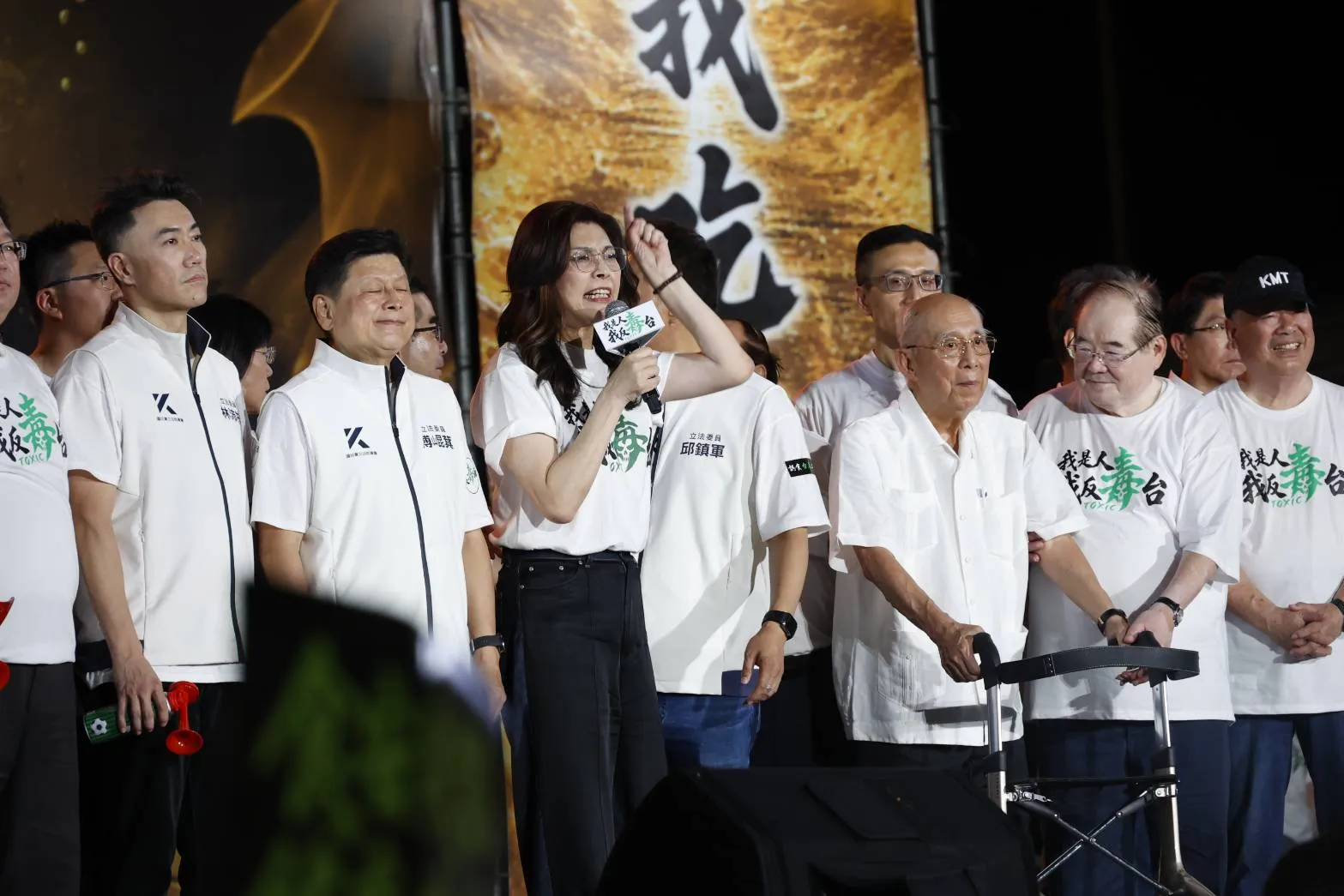 3藍營小雞上台後坐輪椅送醫　鄭麗文轟賴清德「俗辣」：沒資格當台灣總統