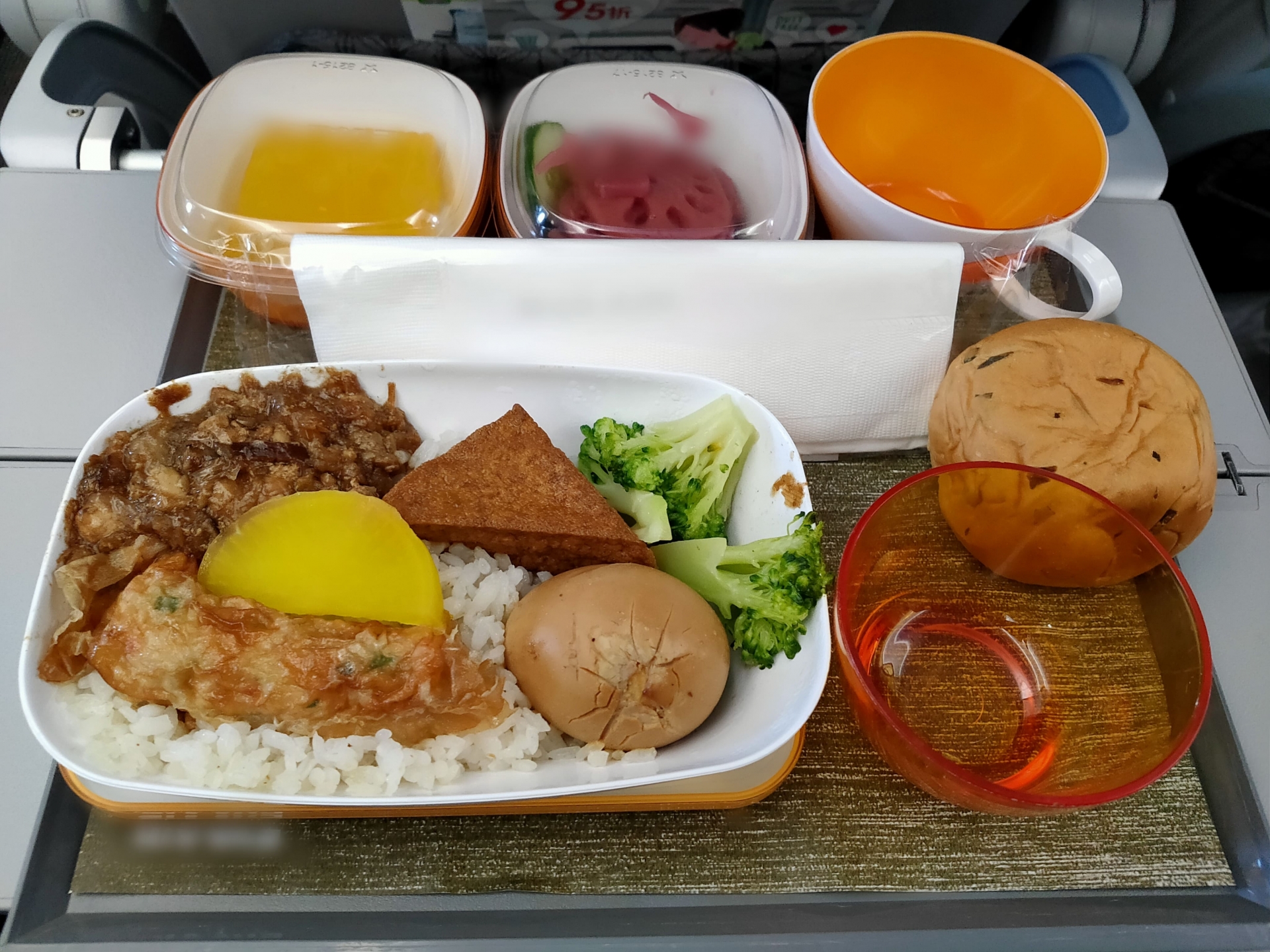 有網友好奇發問，若經濟艙的飛機餐吃不飽，是否可再向空服員索取別的餐點。（示意圖，取自photoAC）