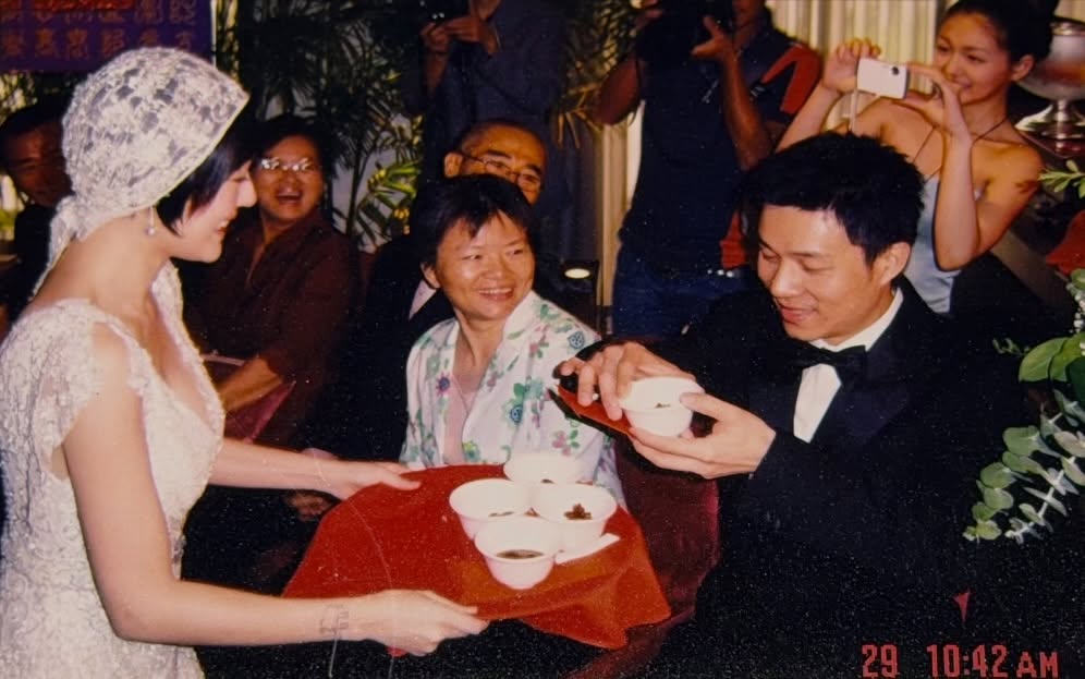 小S昨天晚間在IG曬出好幾張20年前辦歸寧宴的照片，並提到這些照片都是由大S捕捉的。（翻攝自小S IG）